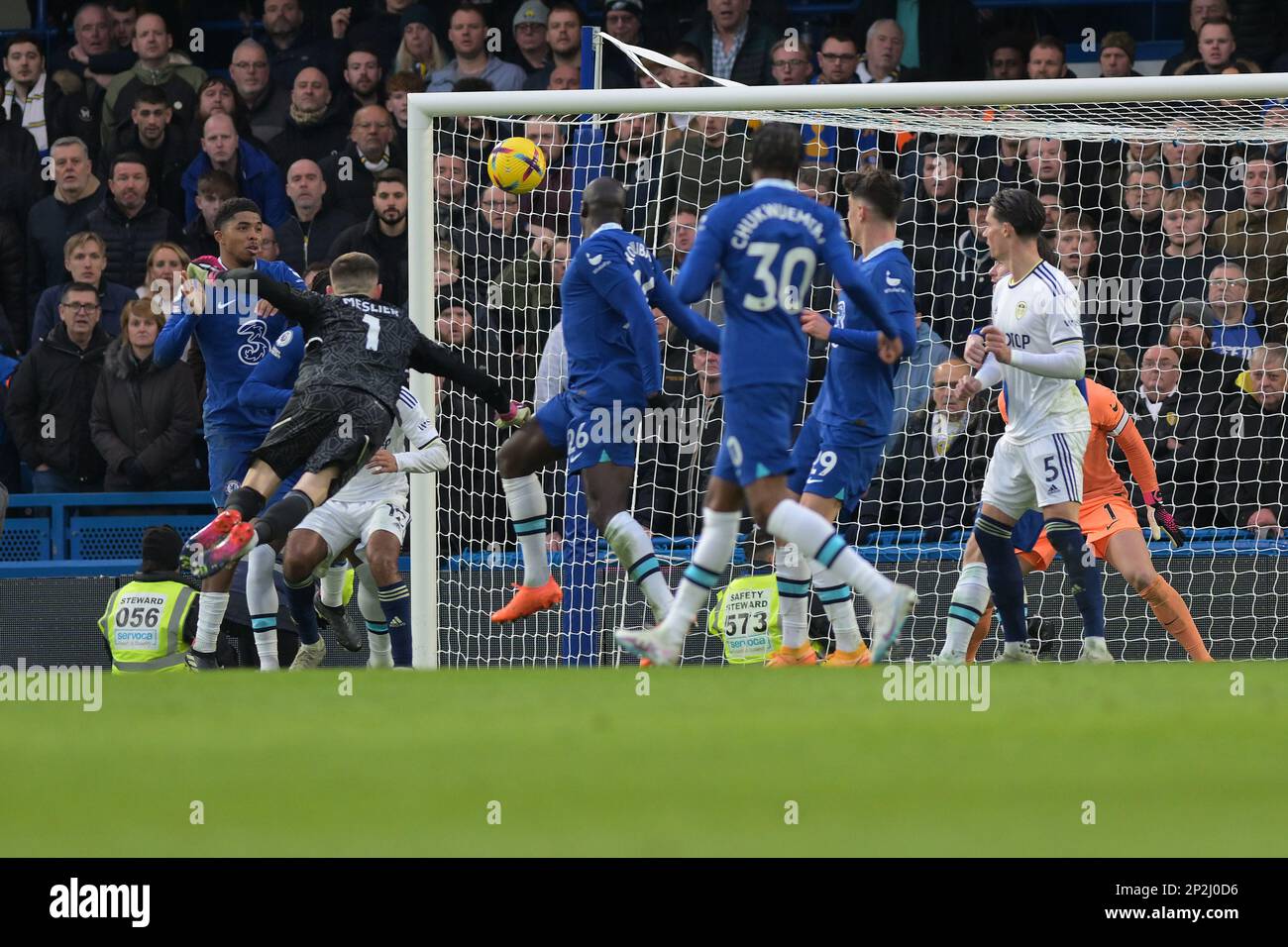 London, Großbritannien. 04. März 2023. London UK 4. März 2023Goalkeeper Illan Meslier von Leeds Utd kommt zu einer späten Ecke, um beim Spiel Chelsea gegen Leeds United Premier League auf der Stamford Bridge zu helfen. London Credit: MARTIN DALTON/Alamy Live News Stockfoto