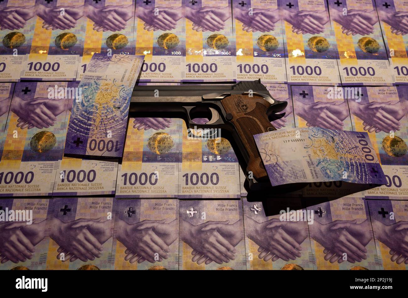 Elegante halbautomatische 9mm-Pistole mit Schweizer Helvetia-Symbol auf Schweizer 1000-Franken-Banknote in der Schweiz. Stockfoto