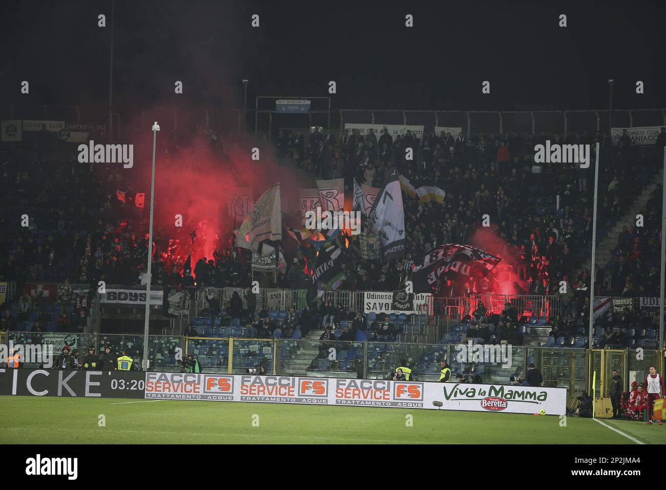 Bergamo, Italien. 04. März 2023. Udineser Fans zeigen ihre Unterstützung während des Spiels Atalanta FC gegen Udinese FC, 25° Serie A Tim 2022-23 im Gewiss - Atleti azzurri d'Italia Stadium in Bergamo (BG), Italien, am 04. März 2022. Kredit: Unabhängige Fotoagentur/Alamy Live News Stockfoto
