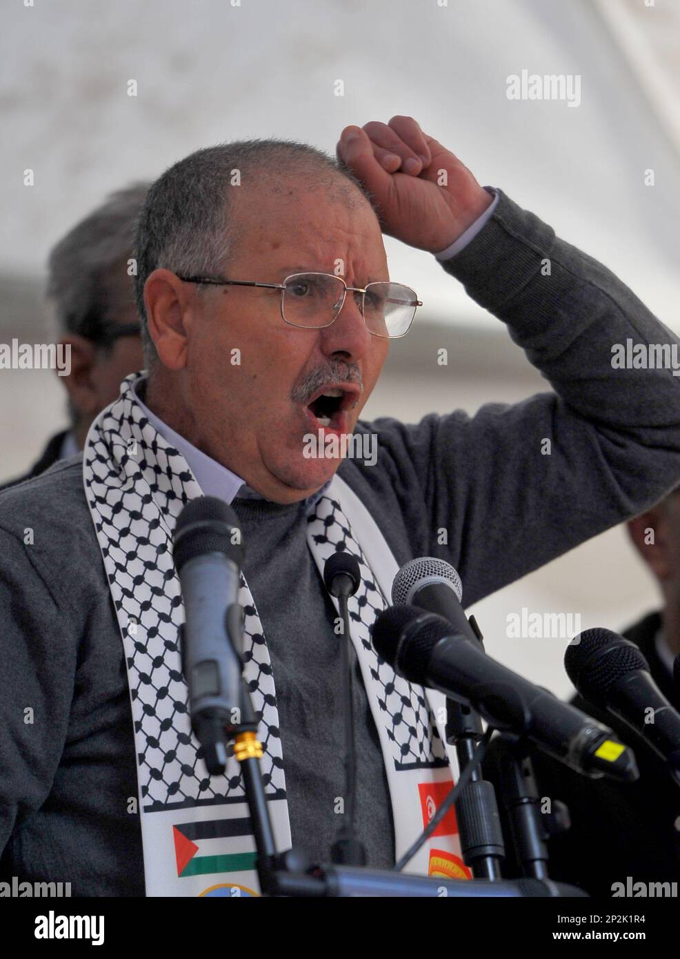 Der Generalsekretär der Allgemeinen tunesischen Arbeitsunion (UGTT), Noureddine Taboubi, spricht während der Demonstration in der Hauptstadt Tunis, Tunesien, am 4. März 2023, Und Tausende von Unterstützern gegen Präsident Kais Saied demonstrierten seine Stärke nach seinem kürzlichen Vorgehen gegen Gegner (Foto von Yassine Mahjoub/Sipa USA ) Kredit: SIPA USA/Alamy Live News Stockfoto