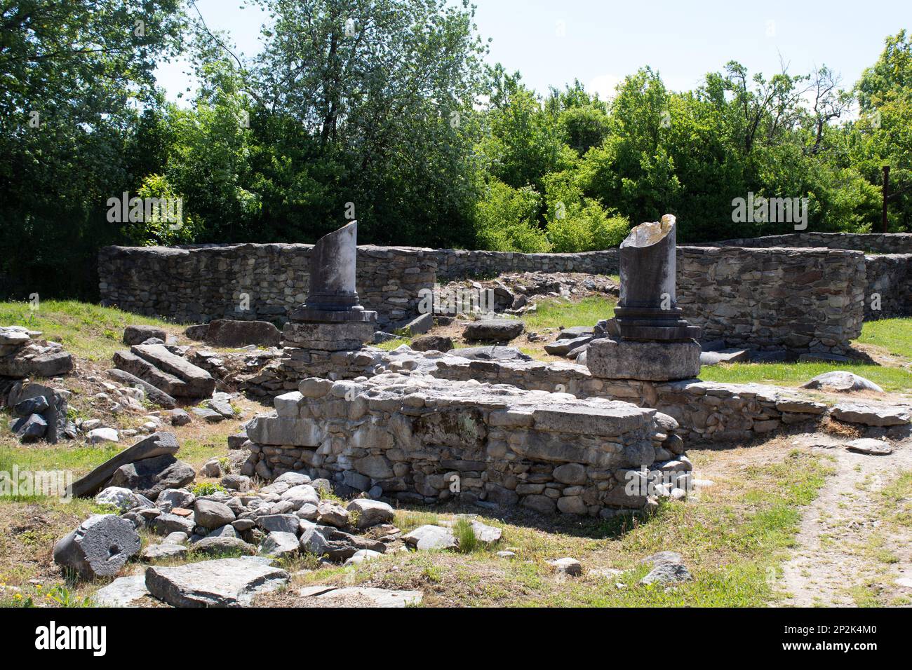 Antike römische Ruinen in Colonia Ulpia Traiana Augusta Dacica Sarmizegetusa in Rumänien Stockfoto