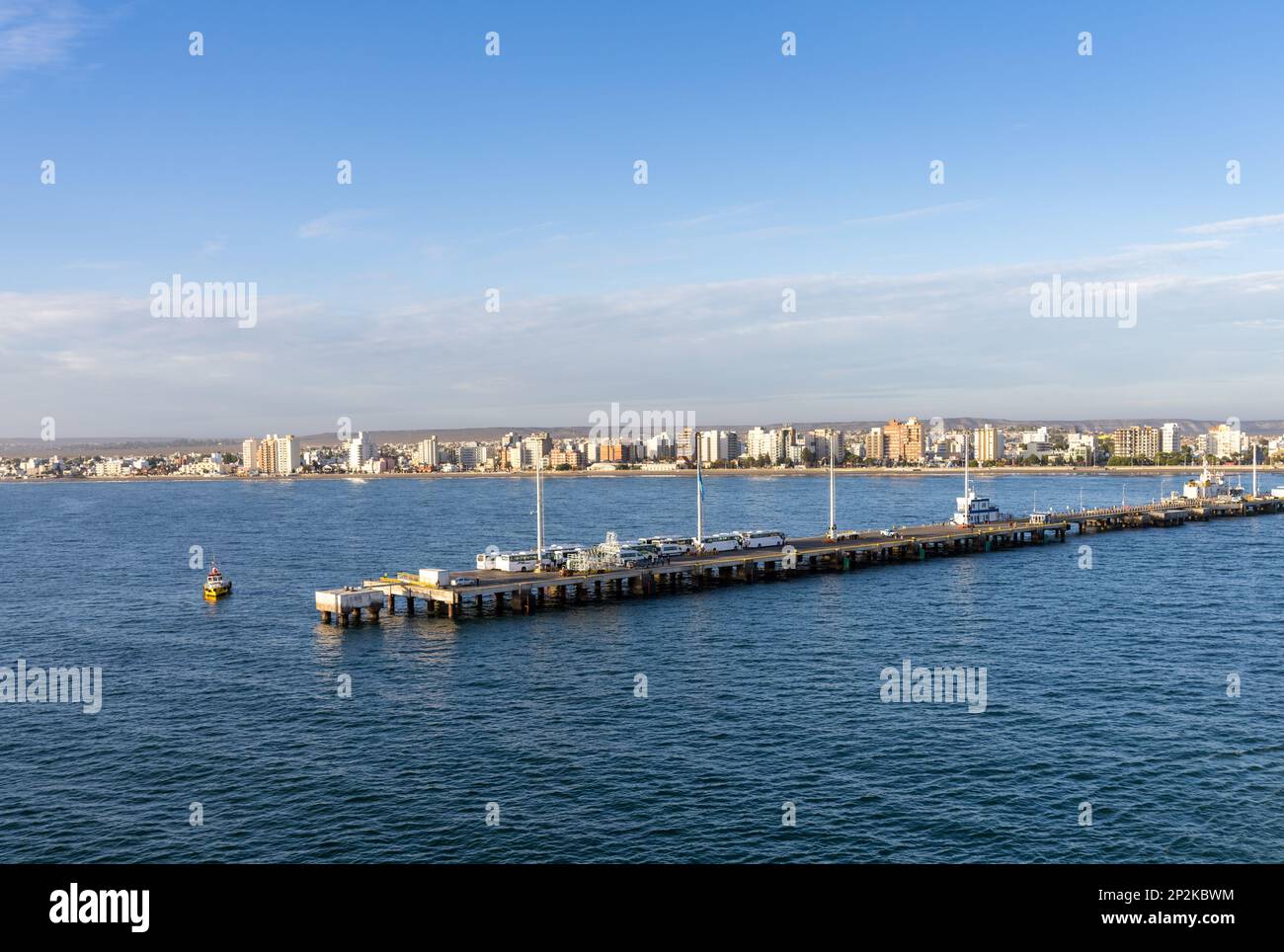 Puerto Madryn, Argentinien - 2. Februar 2023: Kreuzfahrtschiff nähert sich Pier und Hafen in Südamerika Stockfoto