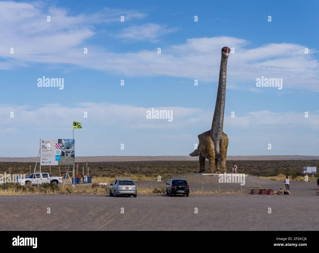 Trelew, Argentinien - 2. Februar 2023: Modelldinosaurier, um das größte Fossil in der Nähe von Trelew in Argentinien zu publik zu machen Stockfoto