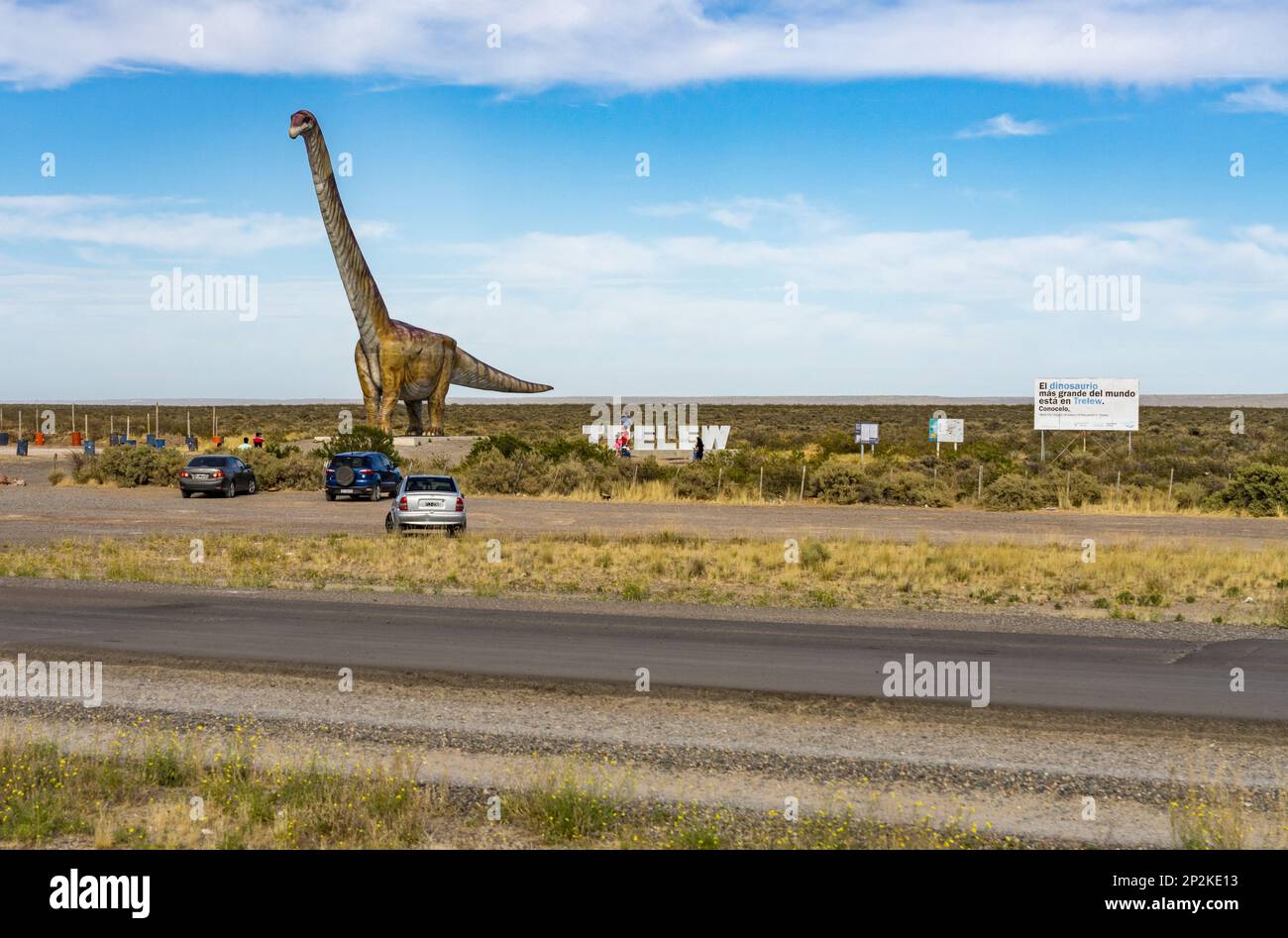 Trelew, Argentinien - 2. Februar 2023: Modelldinosaurier, um das größte Fossil in der Nähe von Trelew in Argentinien zu publik zu machen Stockfoto