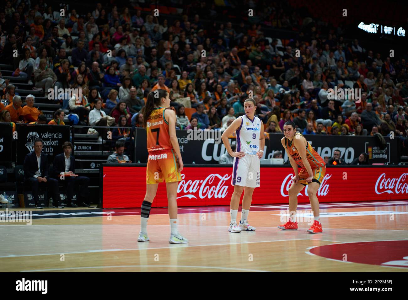 Angela Salvadores von Valencia Basket (L), Kristina Raksanyi von CDB Clarinos Teneriffa (C) und Leticia Romero von Valencia Basket (R) in Aktion während der Th Stockfoto