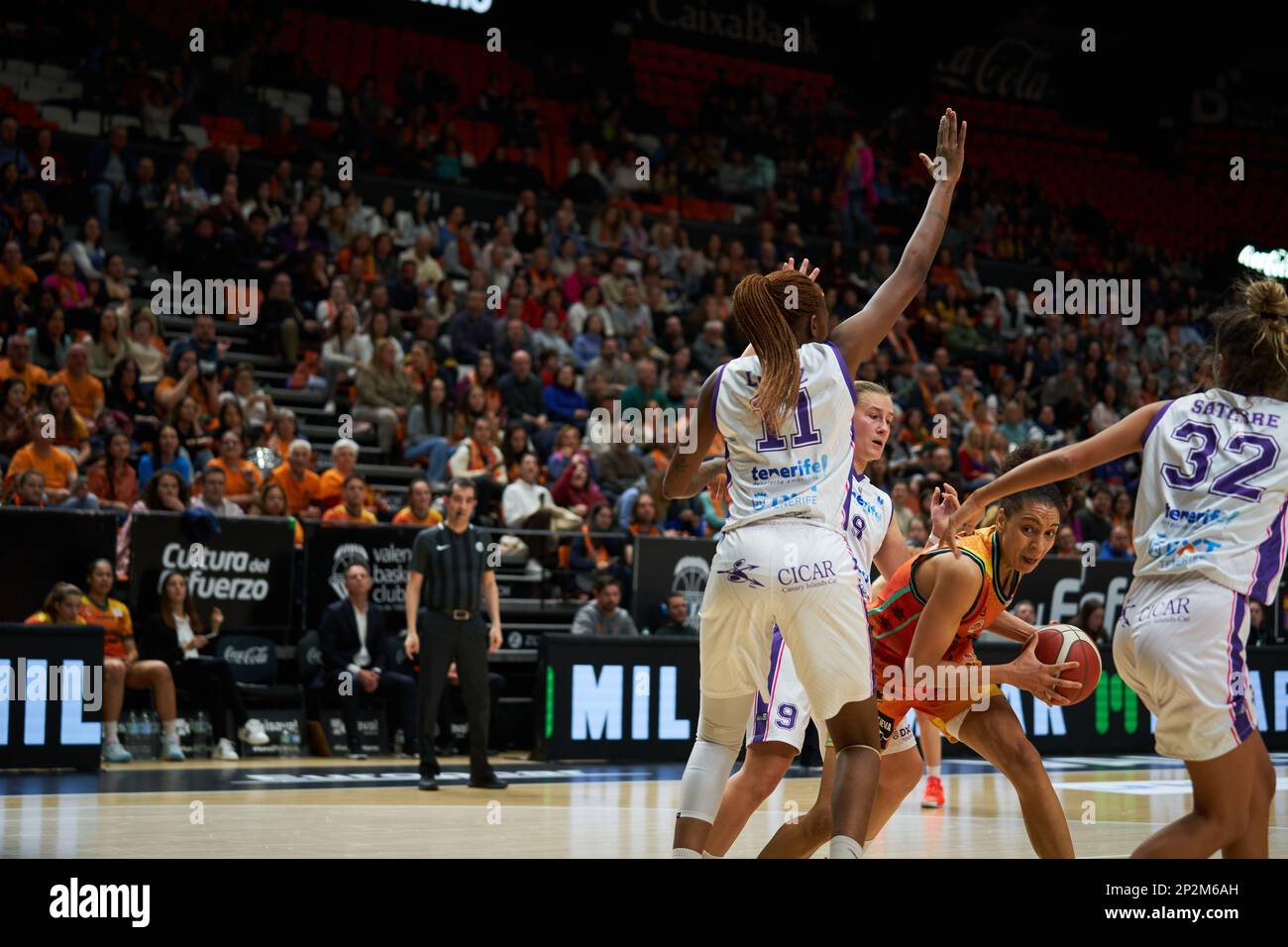 IHO Lopez von CDB Clarinos Tenerife (L), Cierra Burdick von Valencia Basket (C) und Conchi Satorre von CDB Clarinos Tenerife (R) in den J24 Jahren Stockfoto