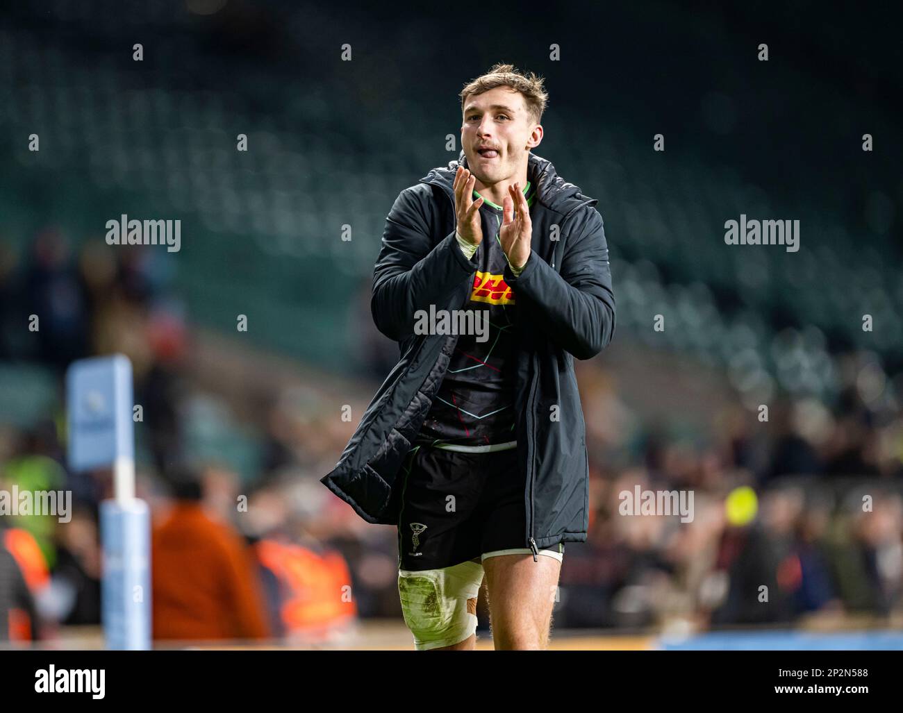 LONDON, VEREINIGTES KÖNIGREICH. 04., März 2023. Josh Bassett von Harlequins begrüßt den Fan nach dem Big Game 14 Gallagher Premiership Rugby Game Runde 19 Harleqins vs Exeter Chiefs im Twickenham Stadium am Samstag, den 04. März 2023. LONDON, ENGLAND. Kredit: Taka G Wu/Alamy Live News Stockfoto