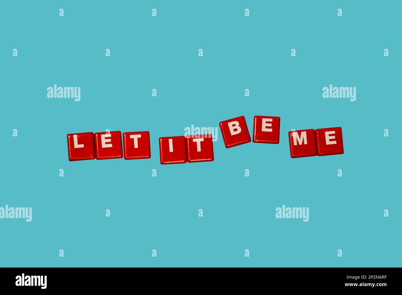 Nahaufnahme von Let it be me Words in bunten Plastikbuchstaben auf blauem Hintergrund Stockfoto