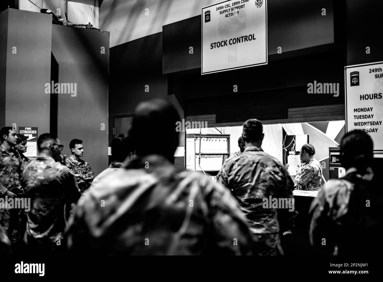 Anbieter, die der 82. Airborne Division Sustainment Brigade Tour durch die Supply Support Activity Facility für den XO Academy Kurs in Fort Bragg, NC, 15. Februar 2023 zugewiesen wurden. Der Executive Officer Academy-Kurs soll jungen Führungskräften Wissen und Einblicke vermitteln, bevor sie zum XO ihrer jeweiligen Unternehmen werden. Stockfoto