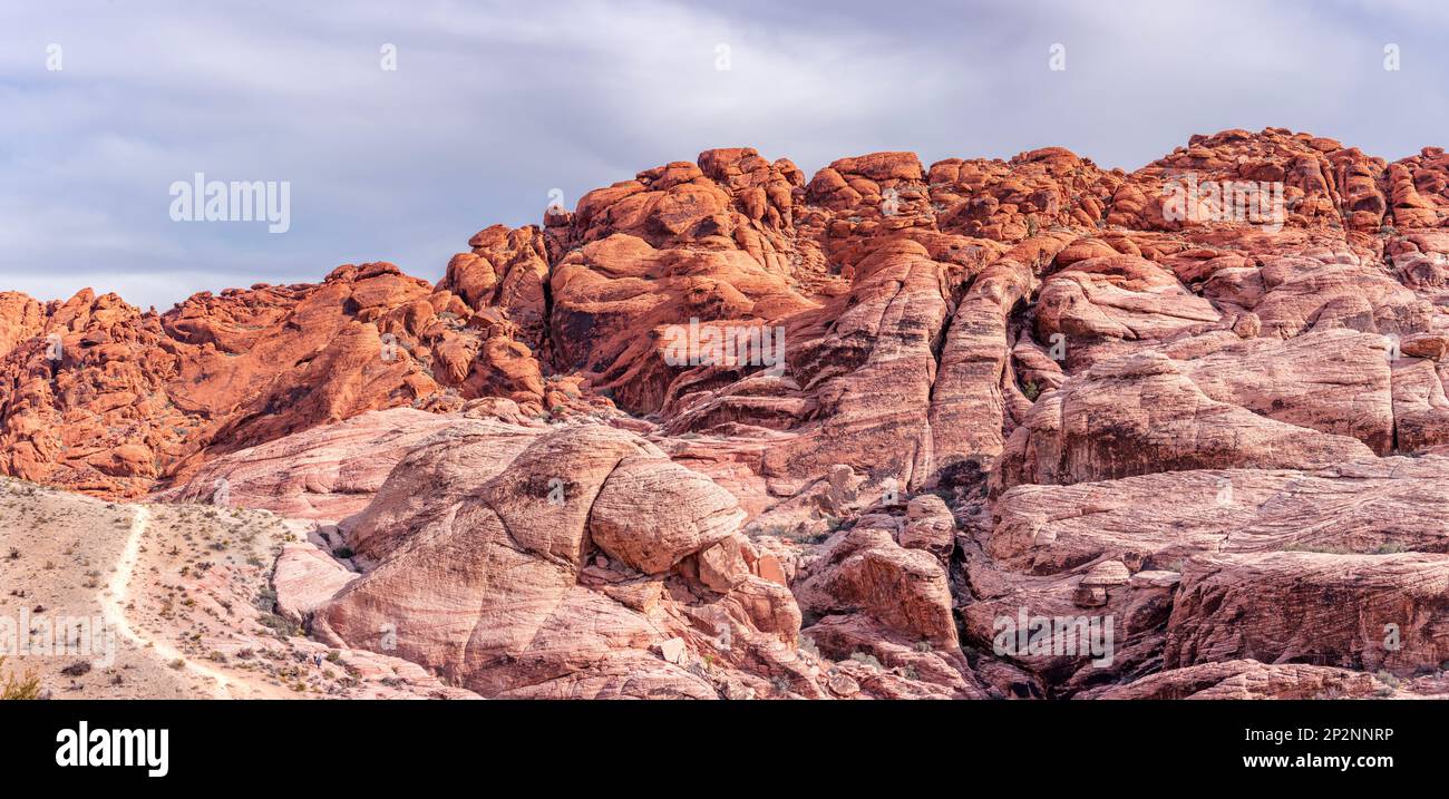 Der steile Wanderweg führt in die zerklüftete Wildnis des Red Rock Canyon in Las Vegas, Nevada, und bietet Zugang zu Freizeitwanderern und all denjenigen, die dies wünschen Stockfoto