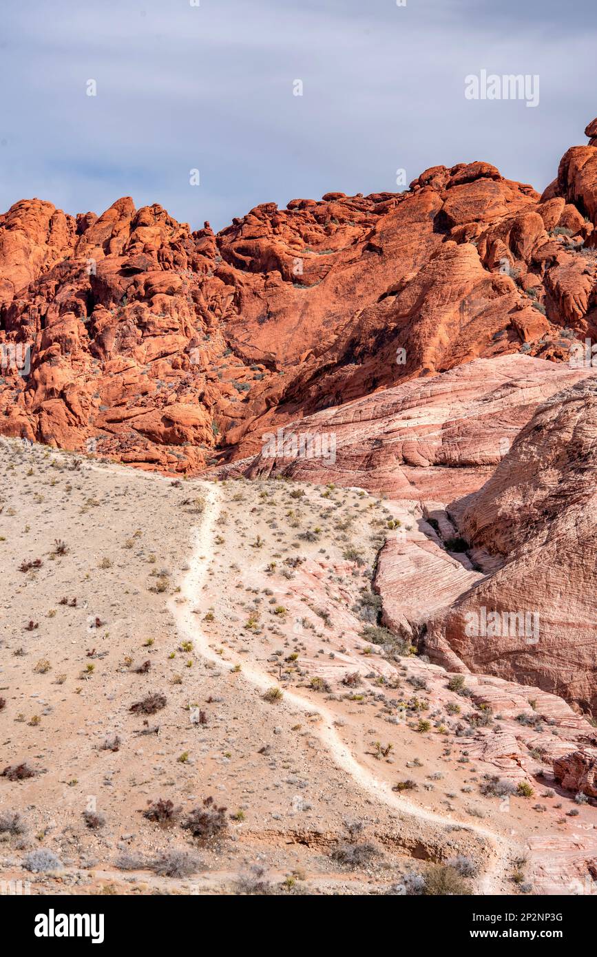 Der steile Wanderweg führt in die zerklüftete Wildnis des Red Rock Canyon in Las Vegas, Nevada, und bietet Zugang zu Freizeitwanderern und all denjenigen, die dies wünschen Stockfoto
