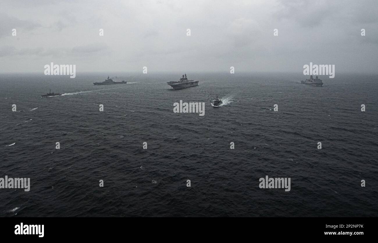 OSTCHINESISCHE SEE (1. März 2023) von links nach rechts: Das Schiff der japanischen Selbstverteidigungskräfte (JMSDF) der JMSDF Minesweeper JS Hirashima (MSC 601), das Landungsschiff Panzer JS Osumi (LST 4001), das nach vorn eingesetzte Amphibienschiff USS America (LHA 6), JS Yakushima (MSC 602), Und das amphibische Landungsschiff USS Green Bay (LPD 20) segelt im Rahmen der Übung Iron Fist in Formation, während es im Ostchinesischen Meer am 1. März unterwegs ist. Iron Fist ist eine jährliche bilaterale Übung, die darauf abzielt, die Interoperabilität zu erhöhen und die Beziehungen zwischen den USA zu stärken Marine Corps, die USA Navy, die Japa Stockfoto