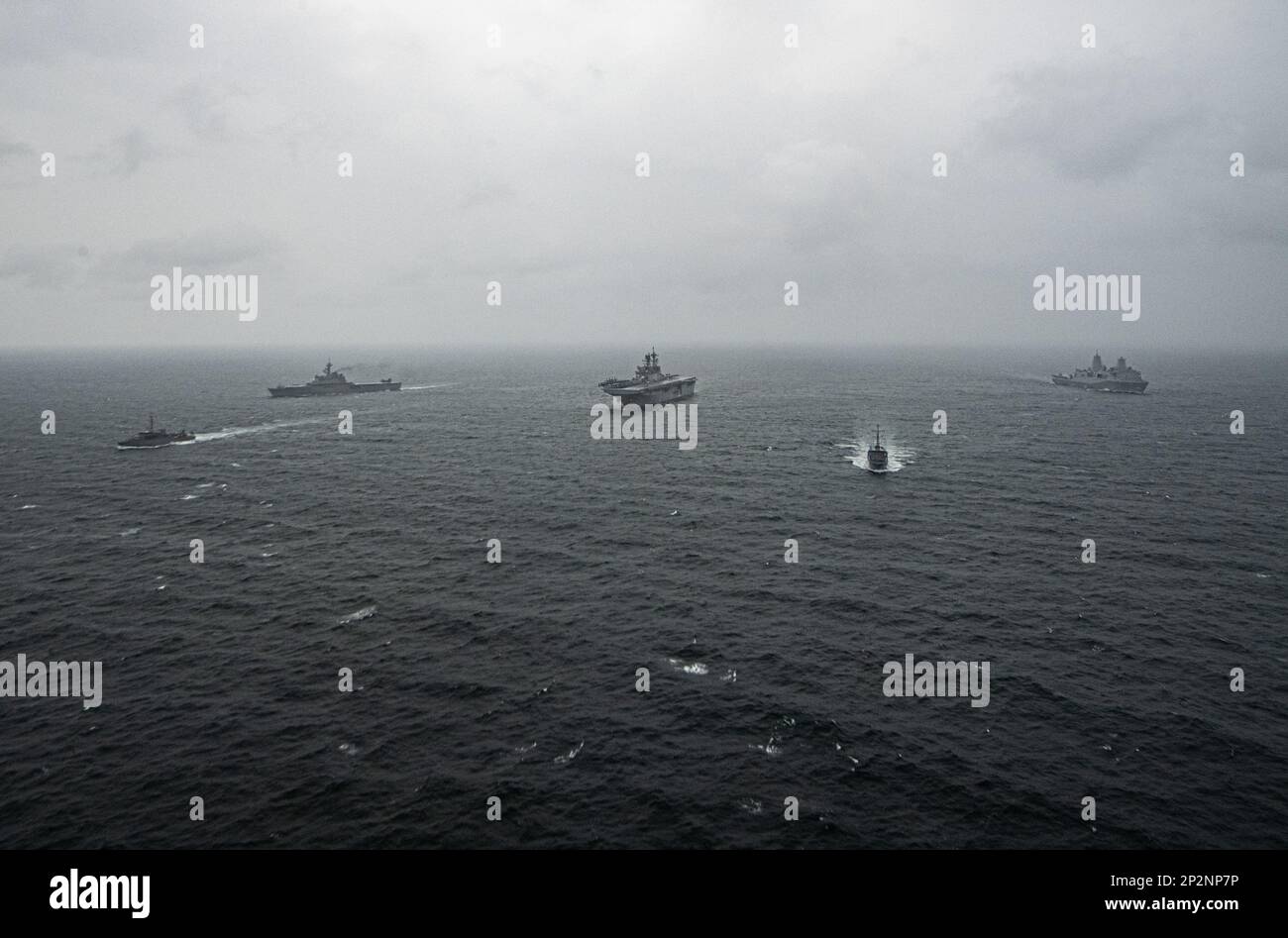 OSTCHINESISCHE SEE (1. März 2023) von links nach rechts: Der Minenräumer JS Hirashima (MSC 601) der japanischen Seeschifffahrtsmacht (JMSDF), der Landeschifftank JS Osumi, der nach vorn eingesetzte amphibische Angriffsträger USS America (LHA 6), JS Yakushima (MSC 602), Und das amphibische Landungsschiff USS Green Bay (LPD 20) segelt im Rahmen der Übung Iron Fist in Formation, während es im Ostchinesischen Meer am 1. März unterwegs ist. Iron Fist ist eine jährliche bilaterale Übung, die darauf abzielt, die Interoperabilität zu erhöhen und die Beziehungen zwischen den USA zu stärken Marine Corps, die USA Navy, die Japan Ground Self Defense Stockfoto