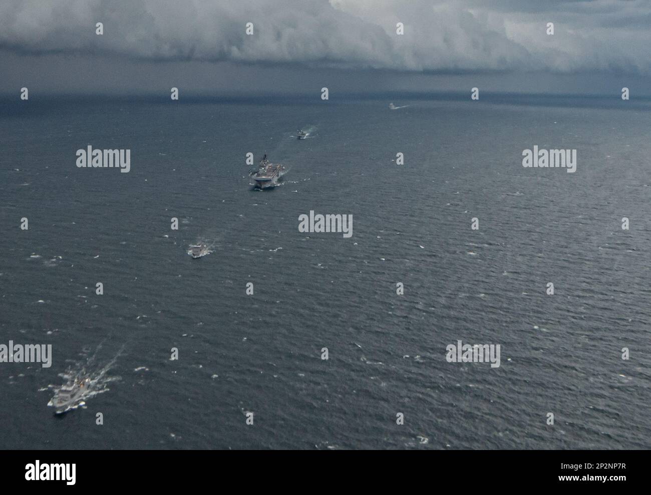 OSTCHINESISCHES MEER (1. März 2023) von hinten nach vorne: Die Minenräumer JS Hirashima (MSC 601) der japanischen Seeschifffahrtsmacht JMSDF, die JS Yakushima (MSC 602), der nach vorn eingesetzte Amphibienflugzeugträger USS America (LHA 6), das Landeschiff JS Osumi (LST 4001), Und das amphibische Landungsschiff USS Green Bay (LPD 20) segelt in Formation während einer Übung zur Minenabwehr im Rahmen der Übung Iron Fist während des Segelns im Ostchinesischen Meer, März 1. Iron Fist ist eine jährliche bilaterale Übung, die darauf abzielt, die Interoperabilität zu erhöhen und die Beziehungen zwischen den USA zu stärken Marin, Ich Bin'S Stockfoto