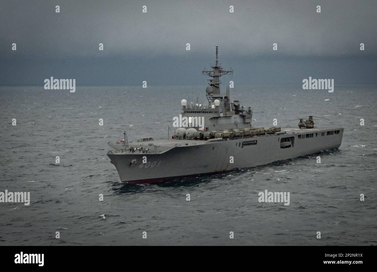 OSTCHINESISCHES MEER (1. März 2023) Japan Maritime Self-Defense Force Landeschiff Panzer JS Osumi (LST-4001) segelt in Formation mit dem nach vorn eingesetzten Amphibien-Angriffsträger USS America (LHA 6) während einer Minenabwehrübung im Rahmen der Übung Iron Fist im Ostchinesischen Meer, März 1. Iron Fist ist eine jährliche bilaterale Übung, die darauf abzielt, die Interoperabilität zu erhöhen und die Beziehungen zwischen den USA zu stärken Marine Corps, die USA Navy, die Japan Ground Self-Defense Force und die Japan Maritime Self-Defense Force. Amerika, das führende Schiff der America Amphibious Ready Group, ist die Oper Stockfoto