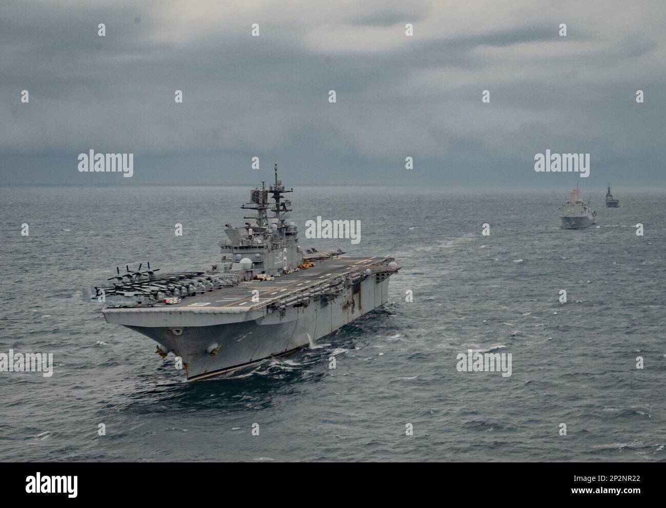 OSTCHINESISCHES MEER (1. März 2023) der amphibische Angriffsträger USS America (LHA 6), links, segelt in Formation mit dem amphibischen Dock-Landungsschiff USS Green Bay (LPD 20), Mitte, Und das Landungsschiff JS Osumi (LST 4001) der japanischen Marine Self-Defense Force während einer Mine Gegenmaßnahme im Rahmen der Übung Iron Fist im Ostchinesischen Meer, März 1. Iron Fist ist eine jährliche bilaterale Übung, die darauf abzielt, die Interoperabilität zu erhöhen und die Beziehungen zwischen den USA zu stärken Marine Corps, die USA Navy, die Japan Ground Self-Defense Force und die Japan Maritime Self-Defense Force. Amer Stockfoto