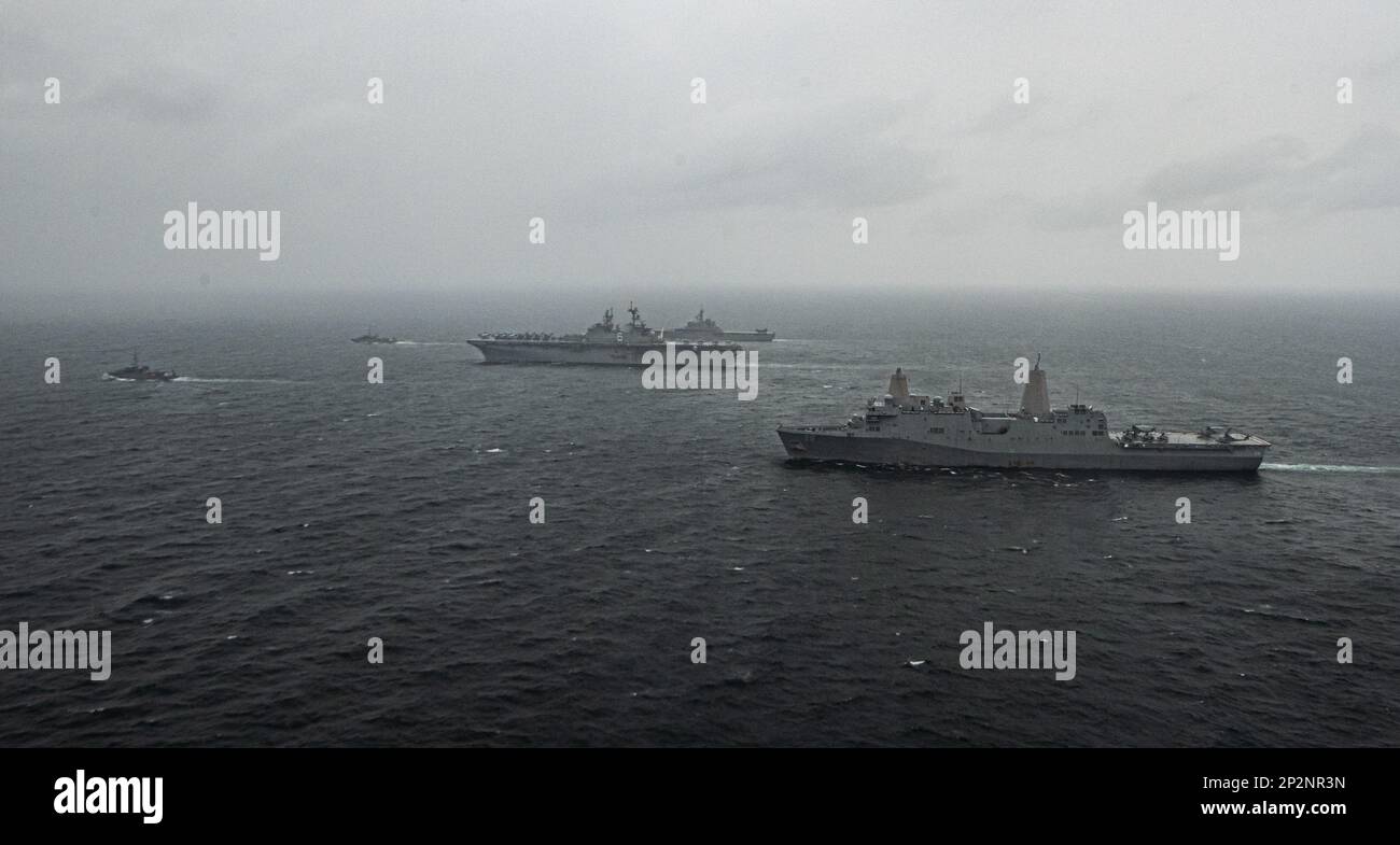 OSTCHINESISCHES MEER (1. März 2023) der nach vorn eingesetzte amphibische Angriffsschiff USS America (LHA 6), Mitte, segelt in Formation als Teil der Execise Iron Fist mit dem Amphibienandetrainer USS Green Bay (LPD 20), rechts, Und Schiffe der Marine Self-Defense Force Japan, Minenräumer JS Yakushima (MSC 602), links, JS Hirashima (MSC 601), hinten links, und Landungsschiff Panzer JS Osumi (LST 4001), hinten rechts, während einer Formationsübung in der Philippinischen See, März 1. Iron Fist ist eine jährliche bilaterale Übung, die darauf abzielt, die Interoperabilität zu erhöhen und die Beziehungen zwischen den USA zu stärken Marine Co Stockfoto