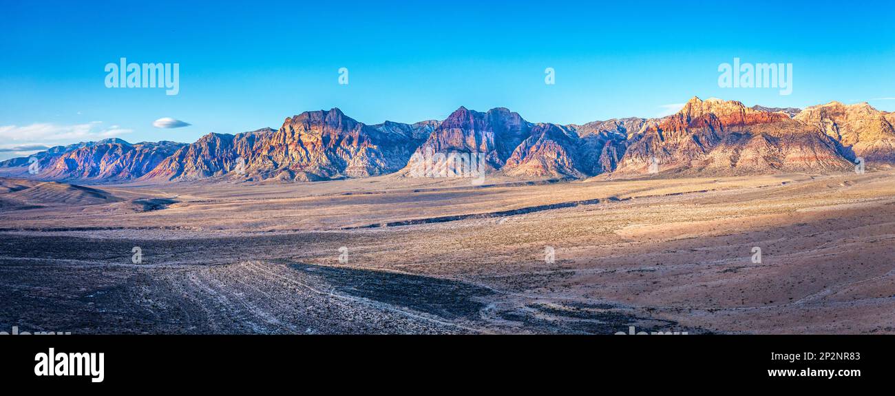 Eine wunderschöne, trockene, zerklüftete und bergige Landschaft in der Wildnis des Red Rock Canyon in Las Vegas, Nevada, wo Wanderer und Naturschützer auf enj gehen Stockfoto