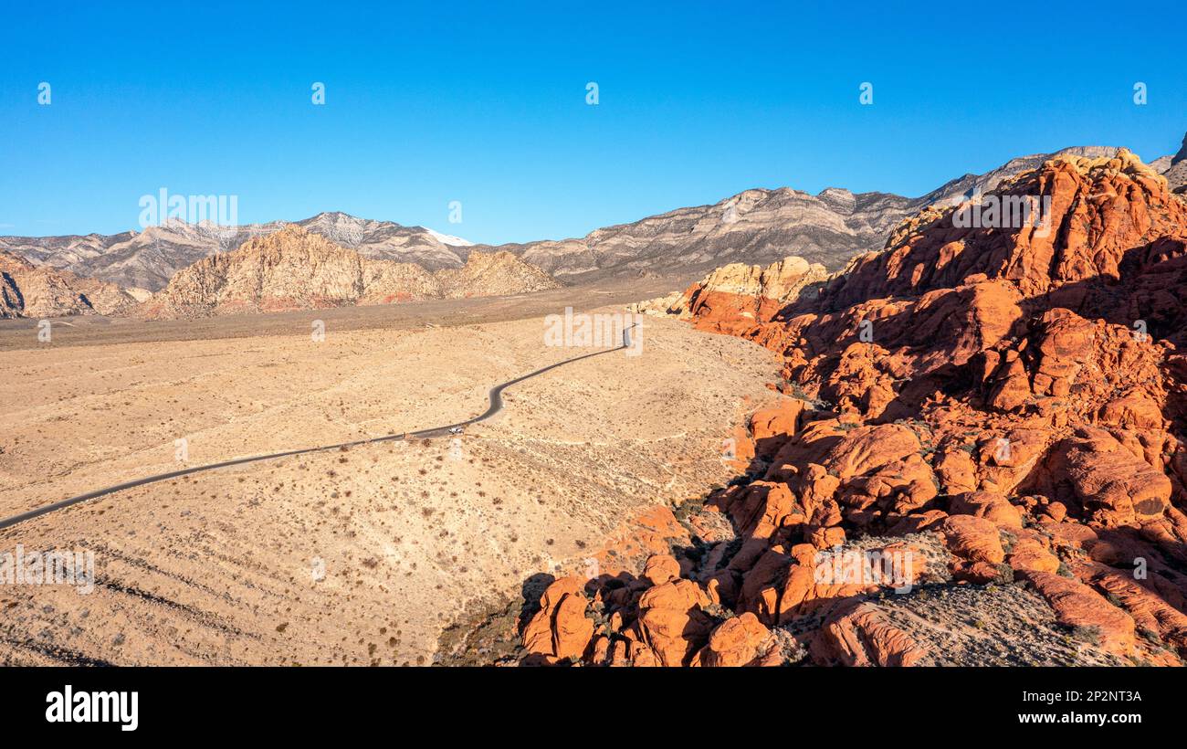 Der Red Rock Canyon in Las Vegas Nevada zeigt eine einsame, abgelegene Straße entlang der pulsierenden Berghänge, wo Wanderungen üblich sind und Naturschützer schwirren Stockfoto