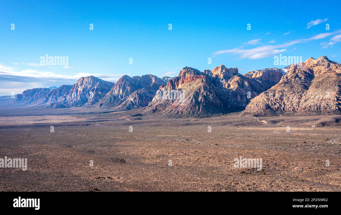 Eine wunderschöne, trockene, zerklüftete und bergige Landschaft in der Wildnis des Red Rock Canyon in Las Vegas, Nevada, wo Wanderer und Naturschützer auf enj gehen Stockfoto