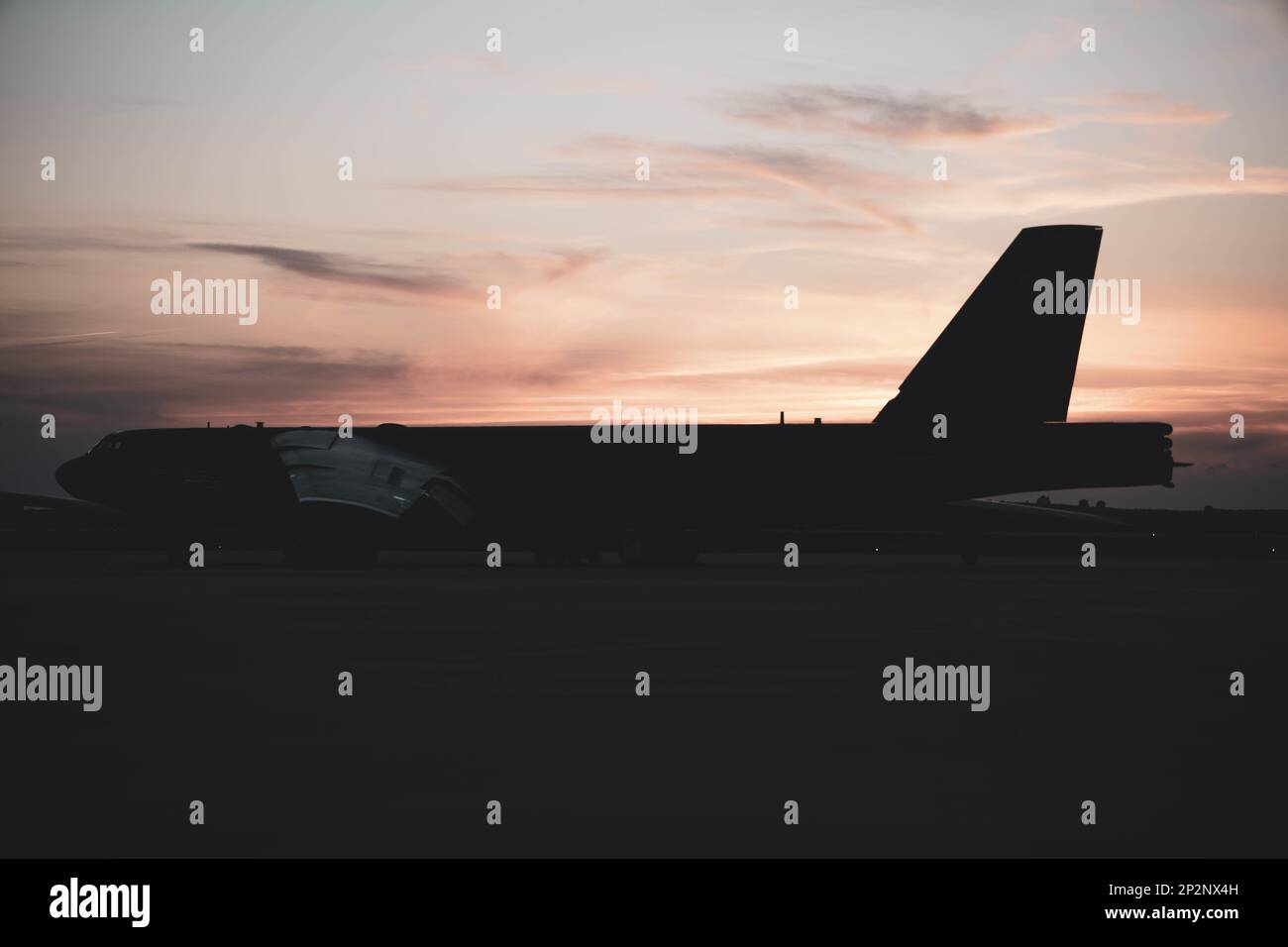 Ein B-52H Stratofortress-Flugzeug parkte am 1. März 2023 auf dem Parkvorhang am Luftwaffenstützpunkt Morón, Spanien. USA Die strategischen Kommandoeinheiten sind 24/7/365 in Beobachtung, um strategische Angriffe auf die USA und unsere Alliierten abzuwehren und zu erkennen. (USA Air Force Foto von 1. Lieutenant Christopher Thibeaux-Moore) Stockfoto
