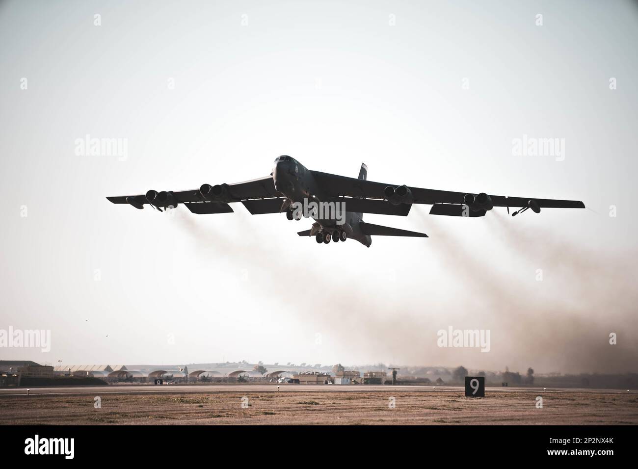 Ein B-52H Stratofortress-Flugzeug fliegt am 1. März 2023 zu einer Bomber Task Force Mission auf dem Luftwaffenstützpunkt Morón, Spanien. Diese BTF-Missionen sind repräsentativ für das erweiterte Engagement der USA für Abschreckung gegenüber unseren Alliierten und Partnern und erhöhen die regionale Sicherheit. (USA Air Force Foto von 1. Lieutenant Christopher Thibeaux-Moore) Stockfoto