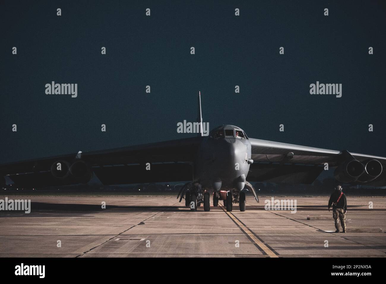 Ein 23. Aircraft Maintenance Unit Professional bringt am 1. März 2023 ein B-52H Stratofrotress-Flugzeug auf die Parkschürze am Luftwaffenstützpunkt Morón, Spanien. Diese BTF-Missionen sind repräsentativ für das erweiterte Engagement der USA für Abschreckung gegenüber unseren Alliierten und Partnern und erhöhen die regionale Sicherheit. (USA Air Force Foto von 1. Lieutenant Christopher Thibeaux-Moore) Stockfoto