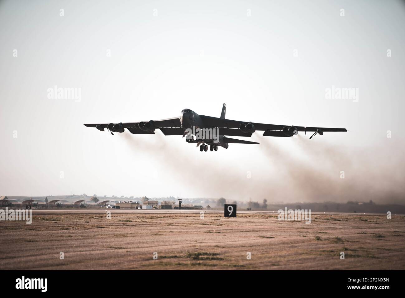 Ein B-52H Stratofortress-Flugzeug fliegt am 1. März 2023 zu einer Bomber Task Force Mission auf dem Luftwaffenstützpunkt Morón, Spanien. Diese BTF-Missionen sind repräsentativ für das erweiterte Engagement der USA für Abschreckung gegenüber unseren Alliierten und Partnern und erhöhen die regionale Sicherheit. (USA Air Force Foto von 1. Lieutenant Christopher Thibeaux-Moore) Stockfoto