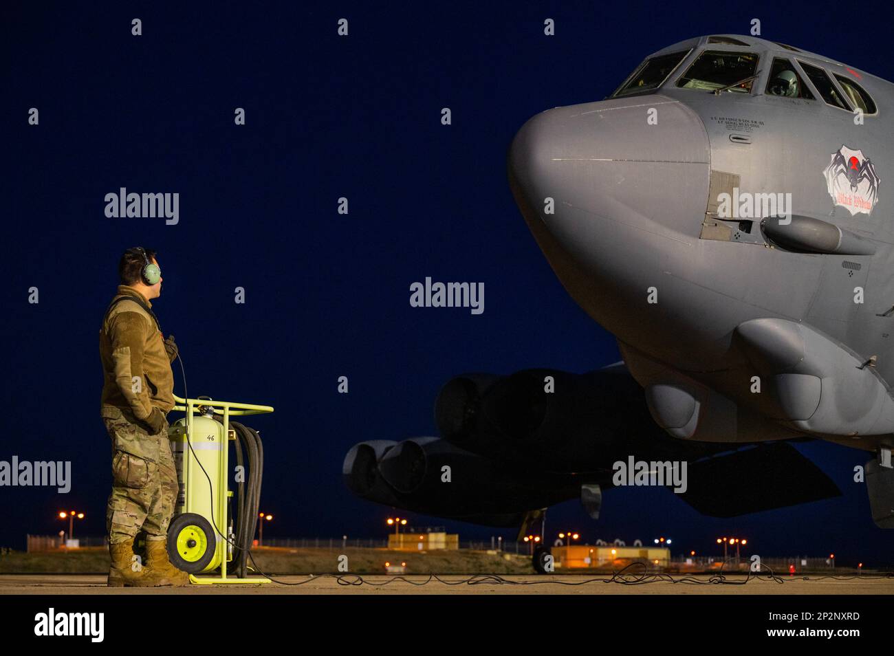 Ein Besatzungschef, der dem 23. Geschwader der Expeditionsbombe zugeteilt wurde, bereitet eine B-52H Stratofestung für den Start auf dem Luftwaffenstützpunkt Morón, Spanien, 1. März 2023 vor. USA Die strategischen Kommandoeinheiten sind 24/7/365 im Einsatz, um strategische Angriffe gegen die USA und unsere Alliierten abzuwehren und zu erkennen. (USA Air Force Foto von Airman 1. Class Alexander Nottingham) Stockfoto