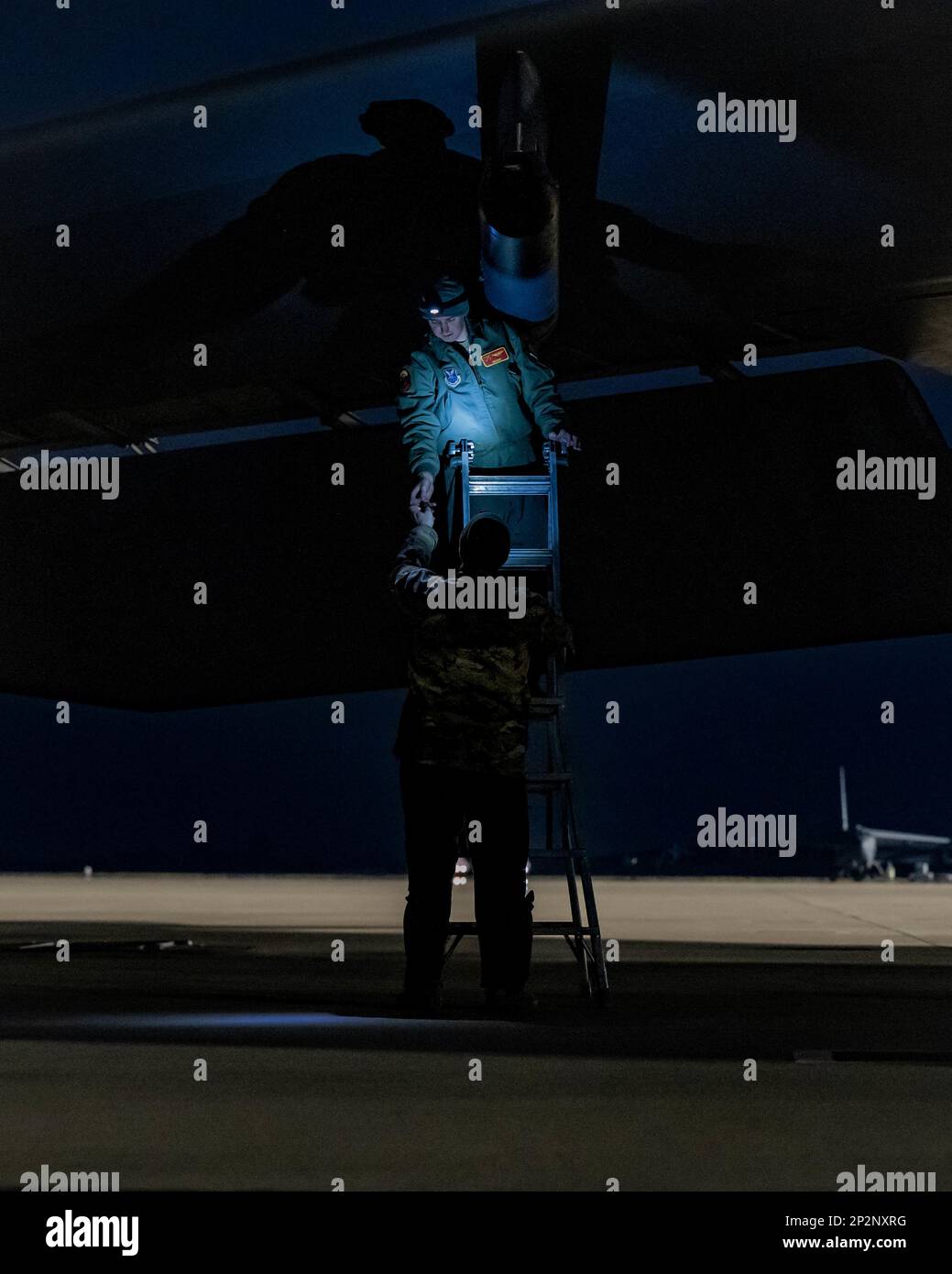 Piloten der 23. Expeditionsbombenstaffel, bereiten Sie eine B-52H Stratofestung für den Start auf dem Luftwaffenstützpunkt Morón, Spanien, 1. März 2023 vor. USA Die strategischen Kommandoeinheiten sind 24/7/365 im Einsatz, um strategische Angriffe gegen die USA und unsere Alliierten abzuwehren und zu erkennen. (USA Air Force Foto von Airman 1. Class Alexander Nottingham) Stockfoto