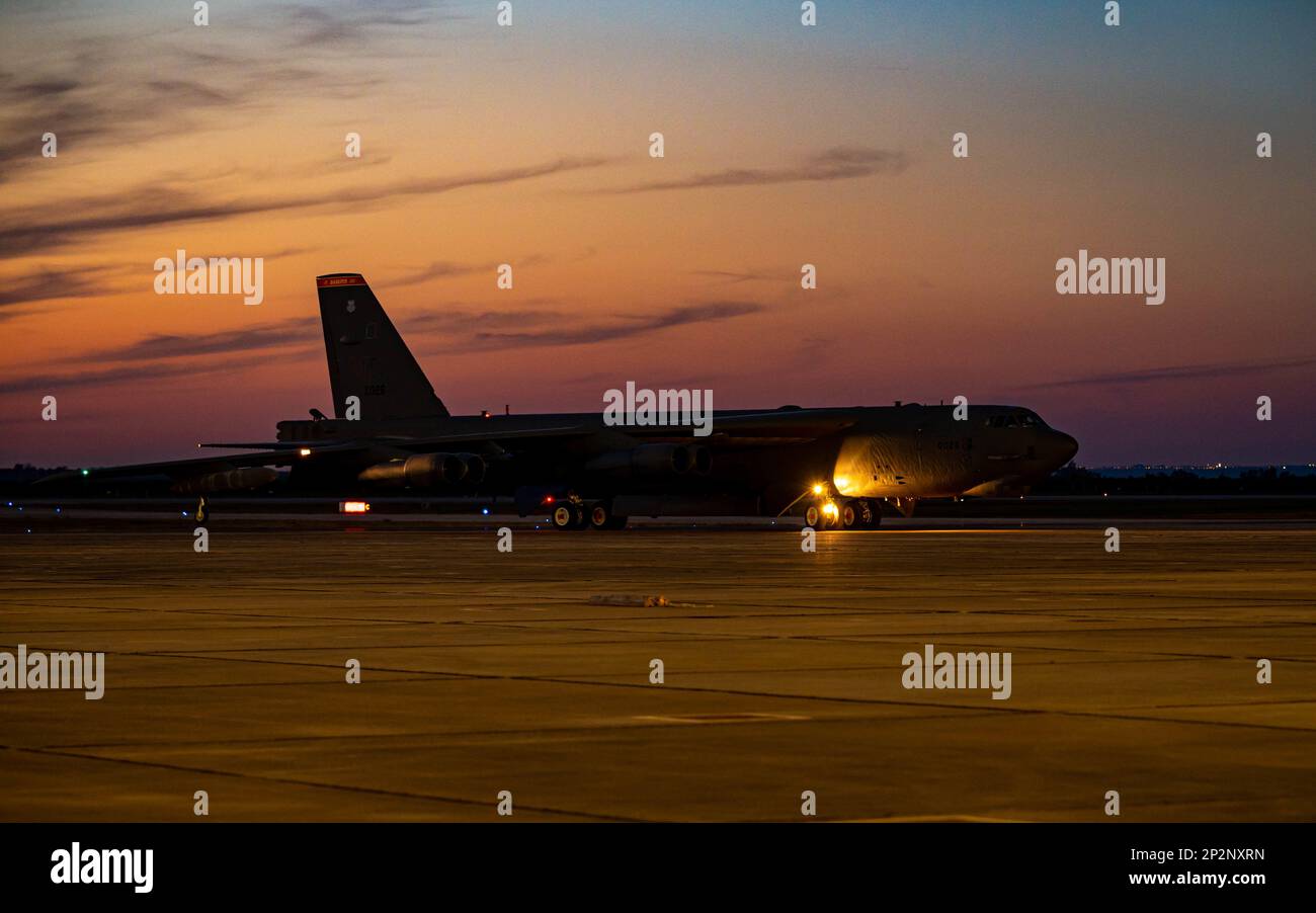 B- 52H Stratofortress Aircraft landet am 1. März 2023 auf dem Luftwaffenstützpunkt Morón, Spanien. BTF-Operationen sind in den USA Mittel des strategischen Kommandos zur Durchführung der dynamischen Beschäftigung von Streitkräften zur Unterstützung der nationalen Verteidigungsstrategie. (USA Air Force Foto von Airman 1. Class Alexander Nottingham) Stockfoto