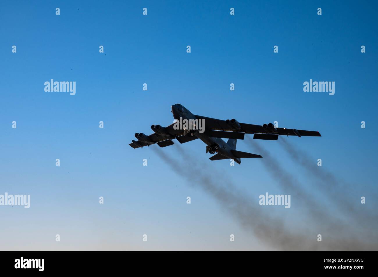 Eine B-52H Stratofortess, die der 23. Expeditionsbombenstaffel zugewiesen wurde, startet am 1. März 2023 auf dem Luftwaffenstützpunkt Morón, Spanien. Bomber Task Force Operationen sind US Mittel des strategischen Kommandos zur Durchführung der dynamischen Beschäftigung von Streitkräften zur Unterstützung der nationalen Verteidigungsstrategie. (USA Air Force Foto von Airman 1. Class Alexander Nottingham) Stockfoto