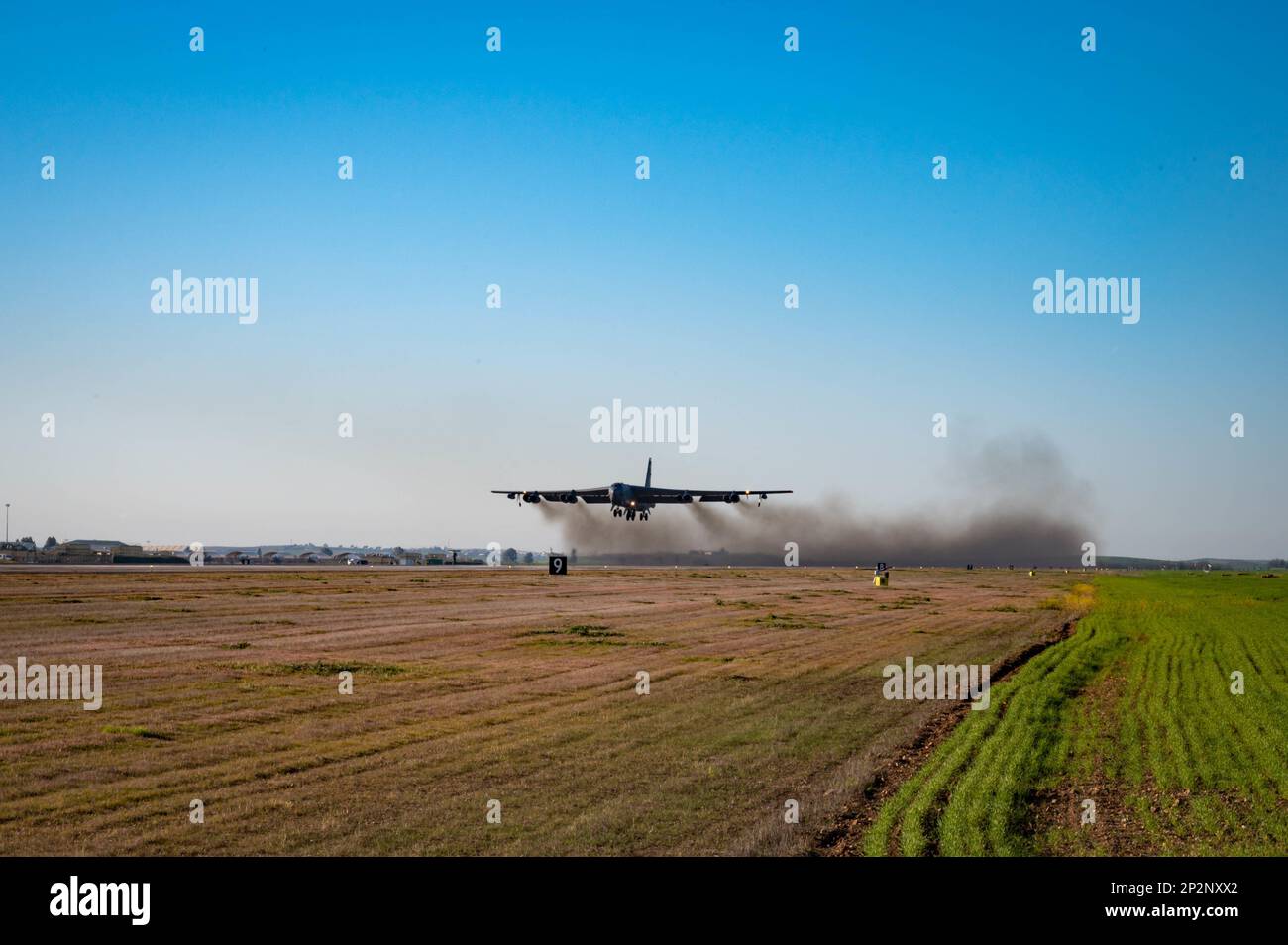 Eine B-52H Stratofortess, die der 23. Expeditionsbombenstaffel zugewiesen wurde, startet am 1. März 2023 auf dem Luftwaffenstützpunkt Morón, Spanien. Bomber Task Force Operationen sind US Mittel des strategischen Kommandos zur Durchführung der dynamischen Beschäftigung von Streitkräften zur Unterstützung der nationalen Verteidigungsstrategie. (USA Air Force Foto von Airman 1. Class Alexander Nottingham) Stockfoto