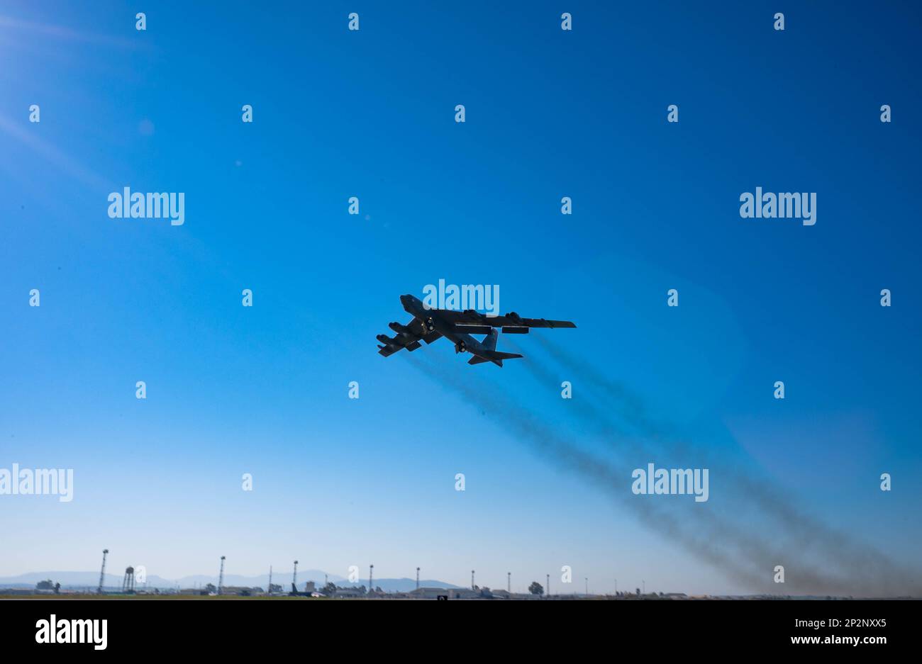 Eine B-52H Stratofortess, die der 23. Expeditionsbombenstaffel zugewiesen wurde, startet am 1. März 2023 auf dem Luftwaffenstützpunkt Morón, Spanien. Bomber Task Force Operationen sind US Mittel des strategischen Kommandos zur Durchführung der dynamischen Beschäftigung von Streitkräften zur Unterstützung der nationalen Verteidigungsstrategie. (USA Air Force Foto von Airman 1. Class Alexander Nottingham) Stockfoto