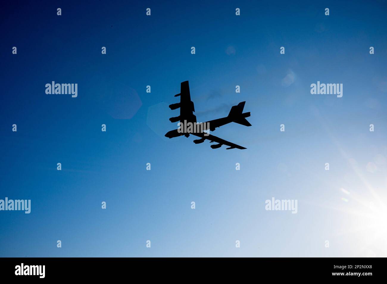 Eine B-52H Stratofortess, die der 23. Expeditionsbombenstaffel zugewiesen wurde, startet am 1. März 2023 auf dem Luftwaffenstützpunkt Morón, Spanien. Bomber Task Force Operationen sind US Mittel des strategischen Kommandos zur Durchführung der dynamischen Beschäftigung von Streitkräften zur Unterstützung der nationalen Verteidigungsstrategie. (USA Air Force Foto von Airman 1. Class Alexander Nottingham) Stockfoto