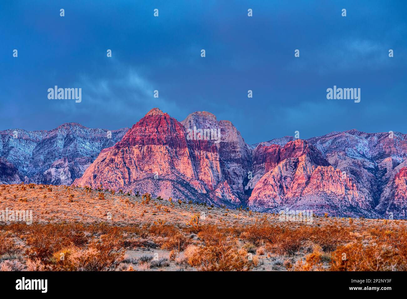 Gestreifte Felsen am Red Rock Canyon zeigen die Farbe, für die das Gebiet benannt ist. Attraktion für Wanderer, bergsteiger und Naturschützer. Stockfoto