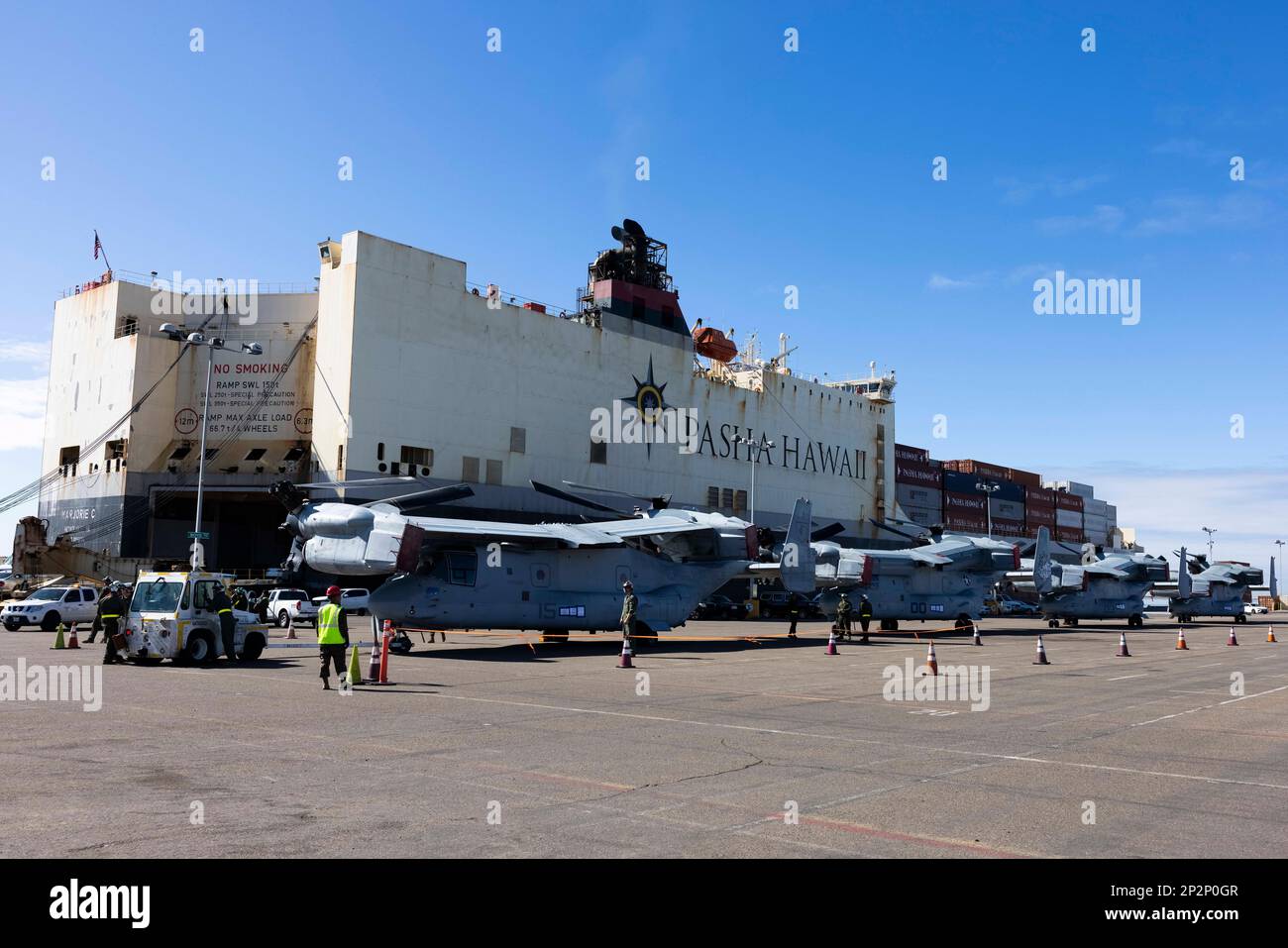 MV-22B Ospreys mit Marine Medium Tiltrotor Squadron (VMM) 163, Marine Aircraft Group 16, 3. Marine Aircraft Wing, Vorbereitung für das Verladen am National City Pier in San Diego, 27. Februar 2023. Das Geschwader stellte Ospreys für den Seetransport bereit, um einsatzorganisierte Kampfelemente und Unterstützung für die Luftfahrt bereitzustellen. (USA Marinekorps Foto von CPL. Sean Potter) Stockfoto