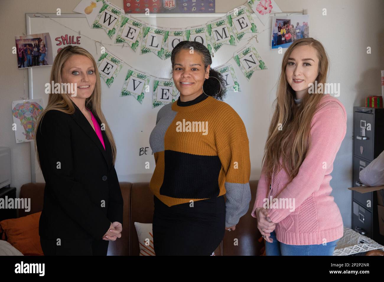 (Von links nach rechts) Shannon Collins, Evelyn Foster und Destanie Santillan dienen Soldaten, Veteranen und ihren Familien am 8. Februar 2023 im Fort Bliss Education Center. Sie bemühen sich, die Militärgemeinschaft in die Lage zu versetzen, eine höhere Ausbildung zu absolvieren, um ihre Karriere im oder außerhalb des Militärs weiter voranzubringen. Stockfoto