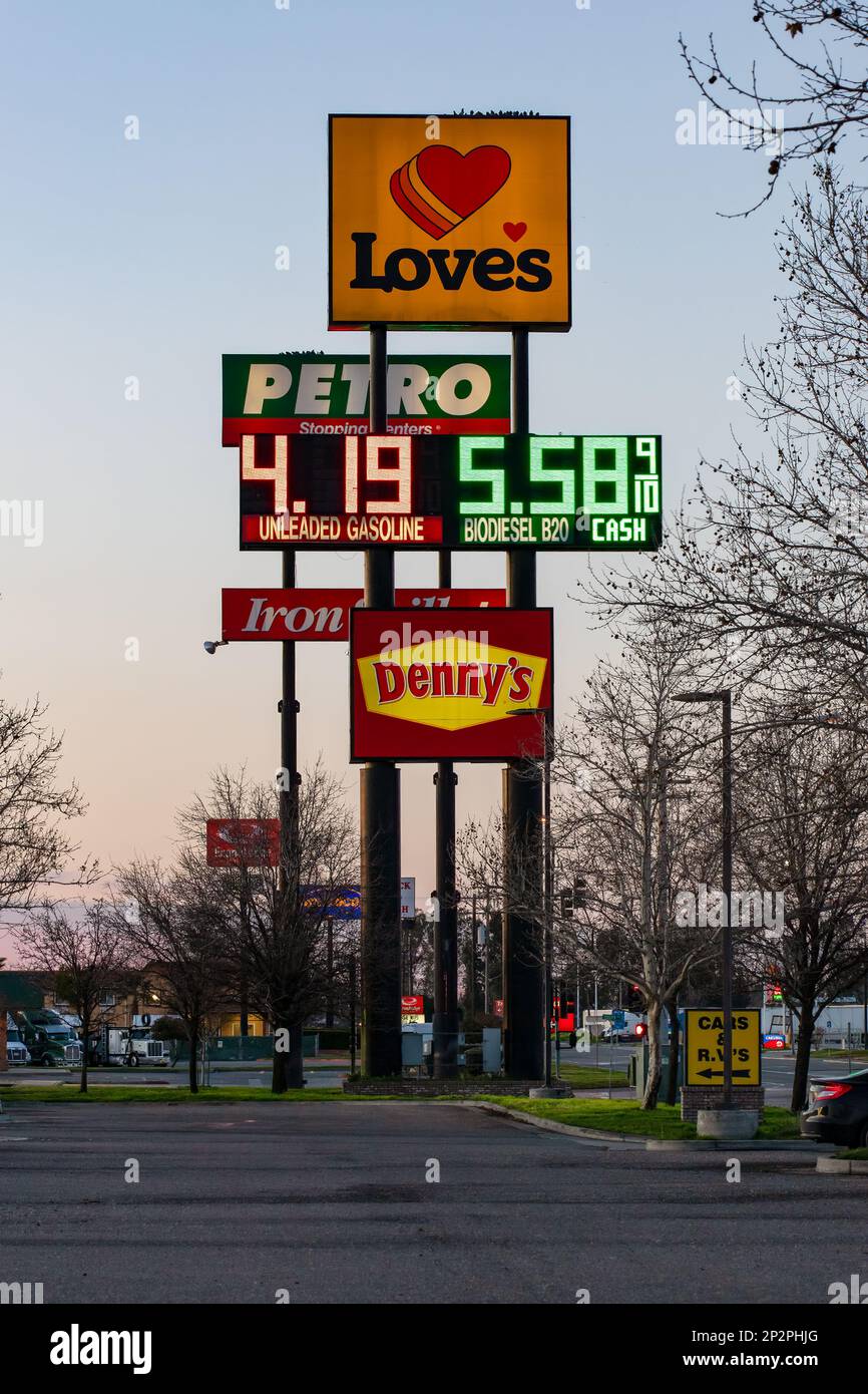 Corning CA USA Feb. 12 2023: „Love's Truck Stop“-Schild mit Denny's Restaurant und Kraftstoffpreisen Stockfoto