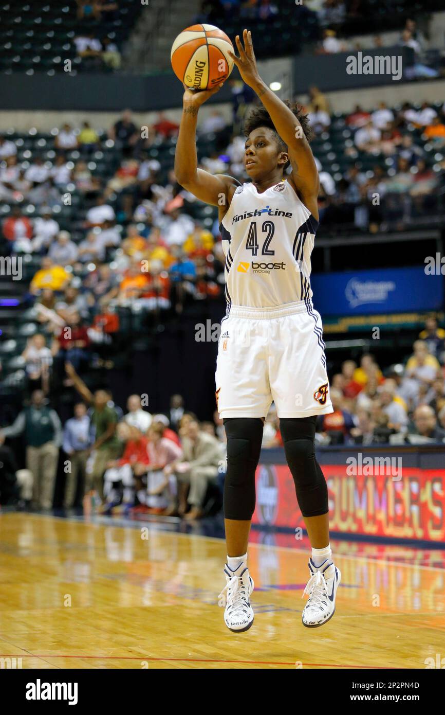 02 July 2015: Indiana Fever guard Shenise Johnson (42) in action during the game between the Washington Mystics at Indiana Fever at Bankers Life Fieldhouse in Indianapolis, IN. The Indiana Fever defeated the Washington Mystics 73-50. (Icon Sportswire via AP Images) Stockfoto