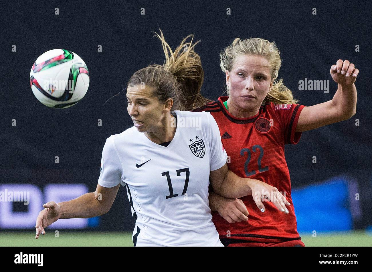 United States' Tobin Heath, left, challenges Germany's Tabea Kemme during the first half of a semifinal in the Women's World Cup soccer tournament, Tuesday, June 30, 2015, in Montreal, Canada. (Graham Hughes/The Canadian Press via AP) Stockfoto