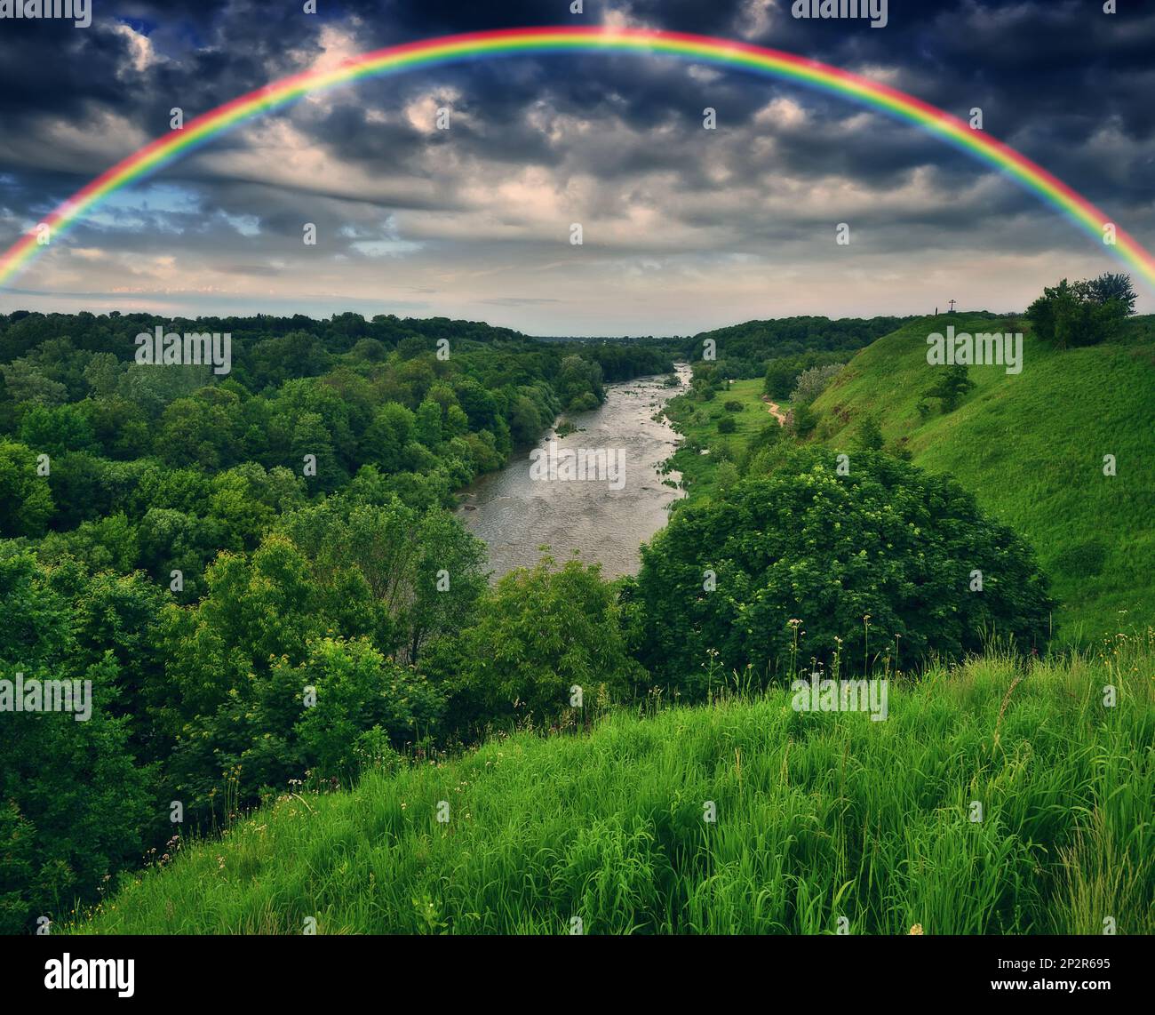 Landschaft mit einem Regenbogen auf dem Fluss im Frühling. Farbenfroher Morgen. Art der Ukraine Stockfoto