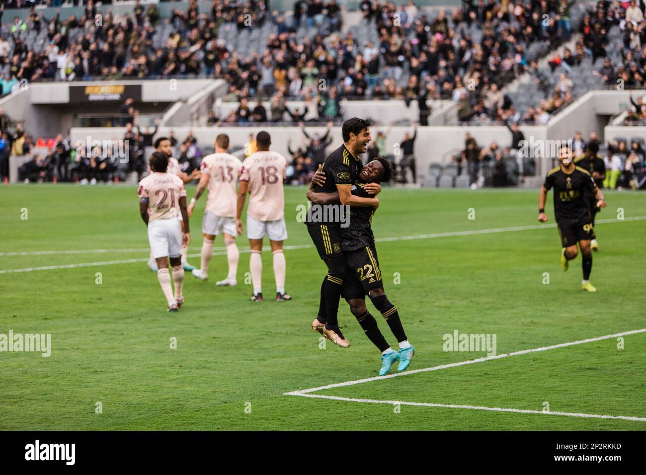 Los Angeles, Kalifornien, USA. 4. März 2023. CARLOS VELA und KWADWO OPOKU feiern ein Tor für den LAFC während eines Spiels gegen die Portland Timbers im BMO Stadium in Los Angeles, Kalifornien, am 4. März 2023 (Kreditbild: © Alex Cave/ZUMA Press Wire) – NUR REDAKTIONELLE VERWENDUNG! Nicht für den kommerziellen GEBRAUCH! Stockfoto