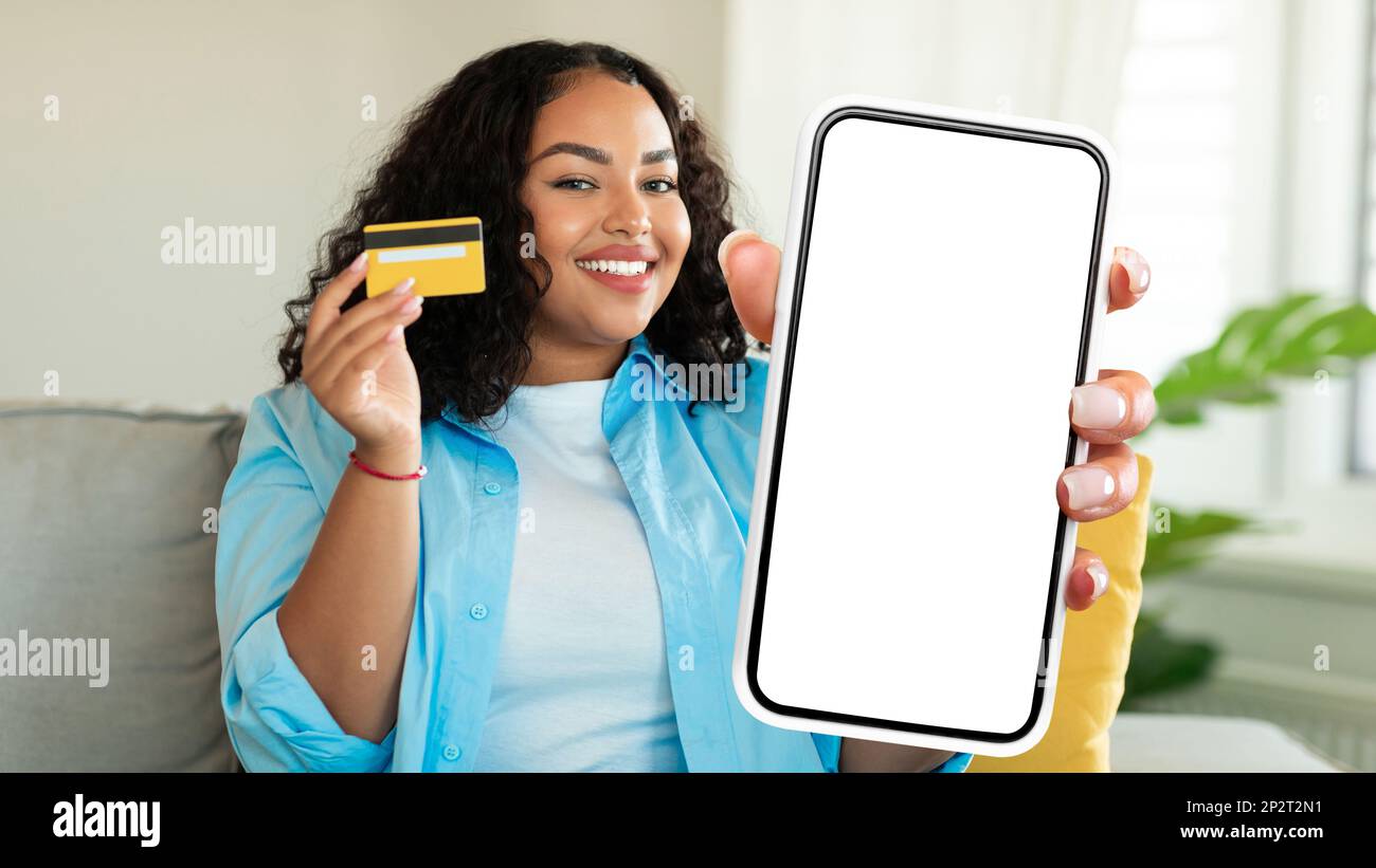 Online-Shopping. Glückliche Schwarze Frau Mit Leerem Smartphone Und Kreditkarte Stockfoto