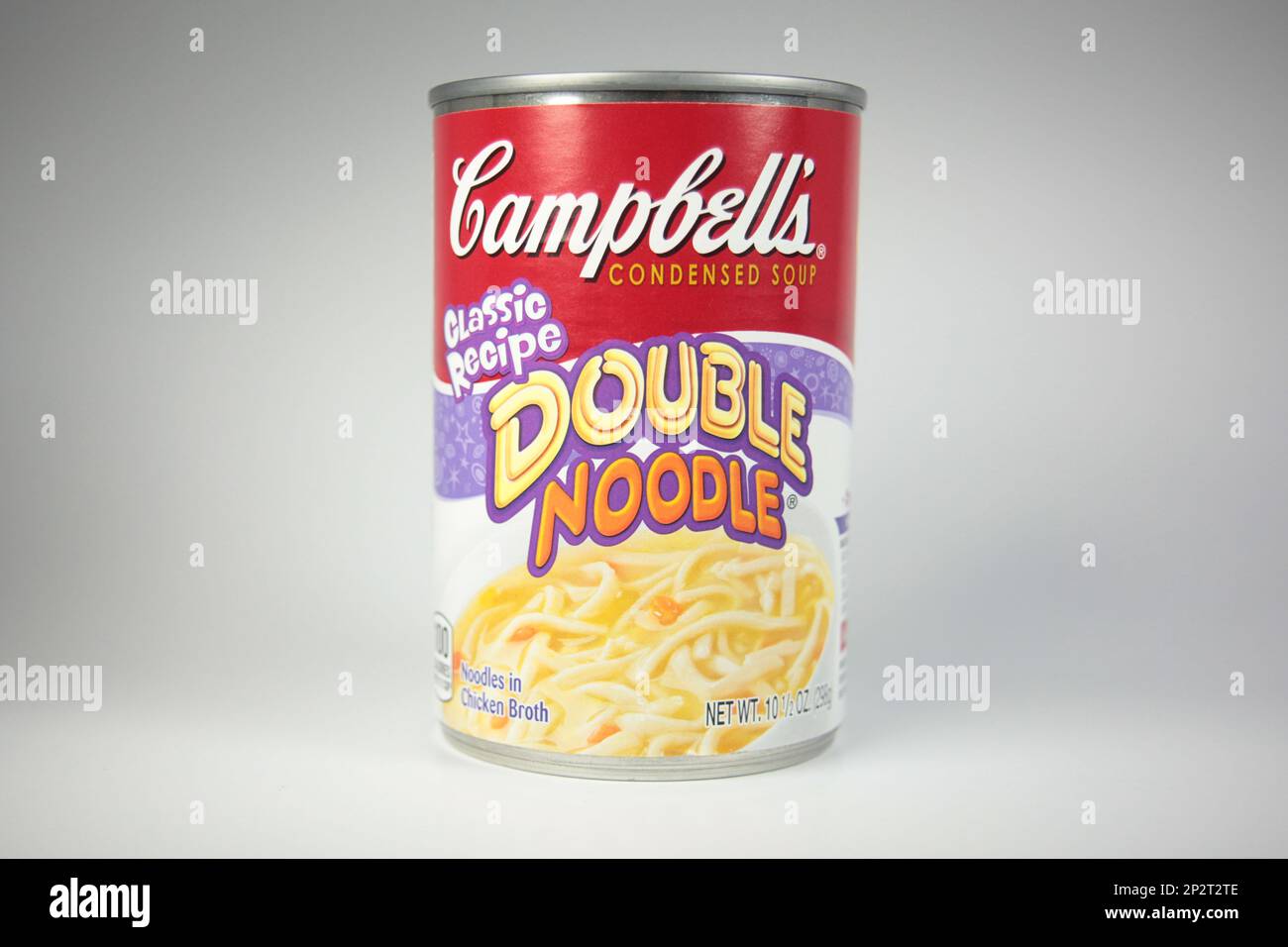 New York, NY - 7. Oktober 2021: Campbell's Double Noodle Dosensuppe mit Hühnchen isoliert auf weißem Hintergrund Stockfoto