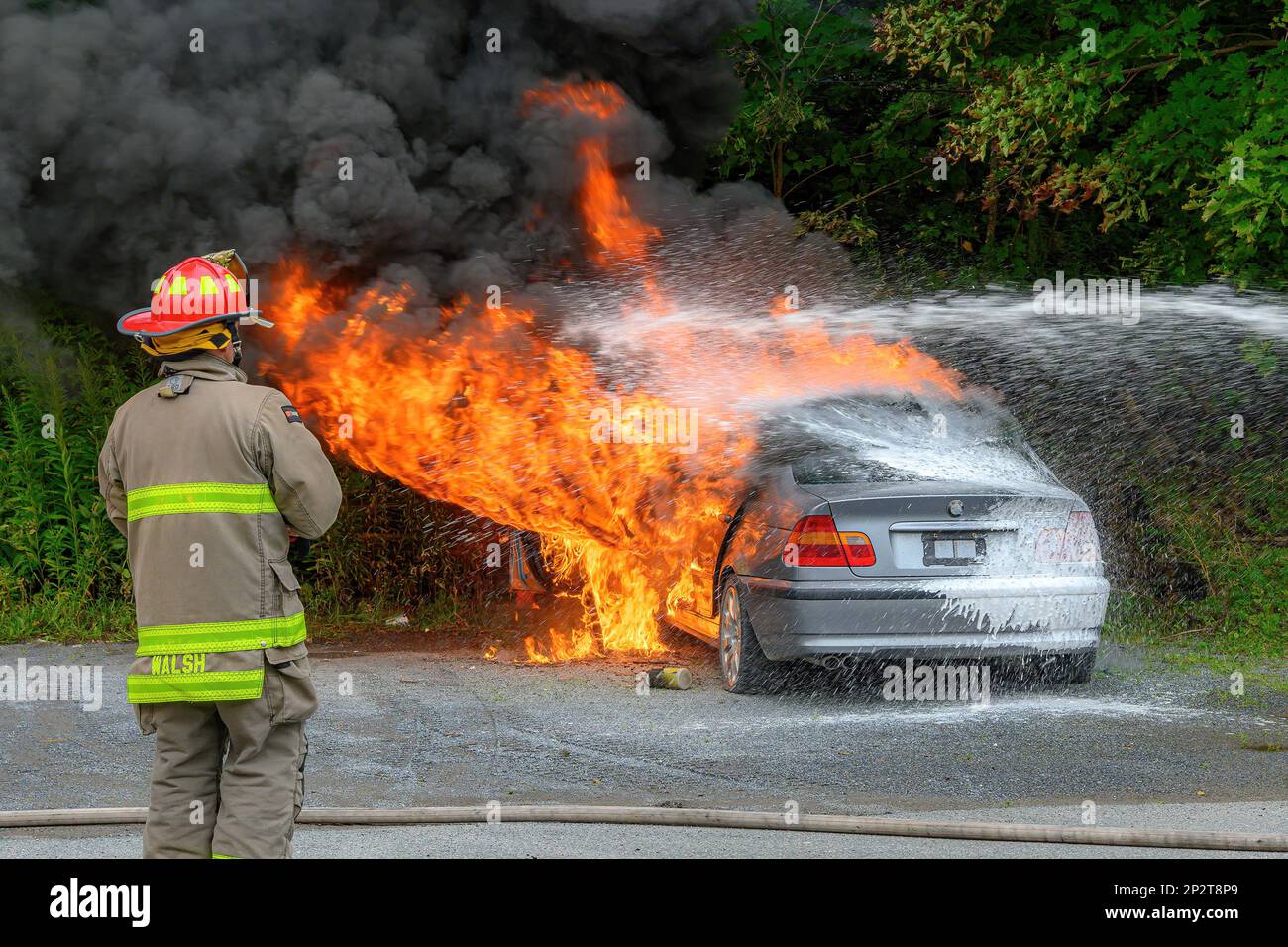 Car fire foam -Fotos und -Bildmaterial in hoher Auflösung – Alamy