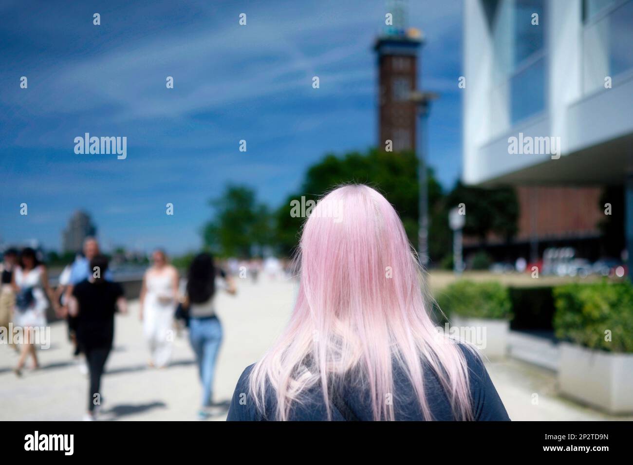 Touristen, die an einem sonnigen Sommertag auf der rheinpromenade in köln-deutz spazieren gehen Stockfoto