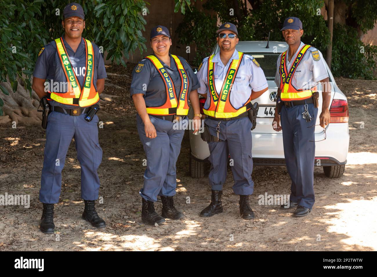 Westkap, Südafrika. 2023. Südafrikanisches SAPS-Team, das Polizisten am Straßenrand lächelt. Stockfoto