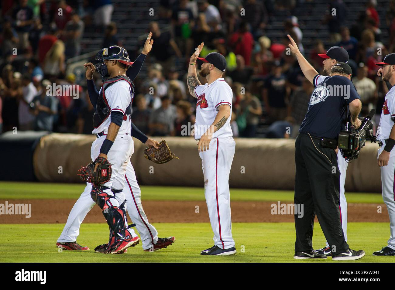 JUNE 09, 2015: The San Diego Padres played the Atlanta Braves on June 9, 2015 at Turner Field in Atlanta, GA. The Atlanta Braves players celebrate their win on the field at the end of the game. (Icon Sportswire via AP Images) Stockfoto