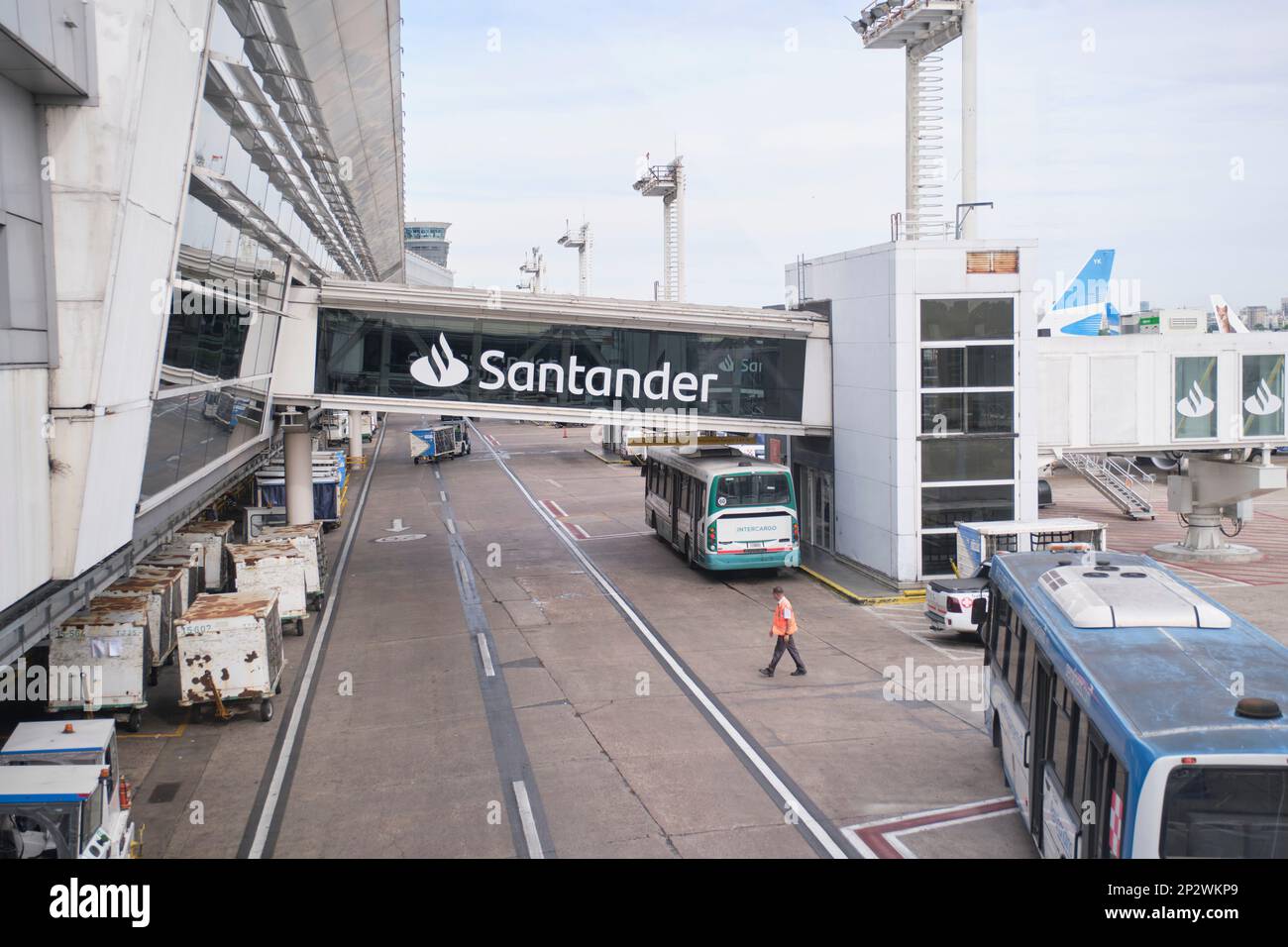 Buenos Aires, Argentinien, 18. November 2022: Szene des internationalen Flughafens Jorge Newbery, Brückentunnel des Boardingbereichs mit Advertis der Santander Bank Stockfoto